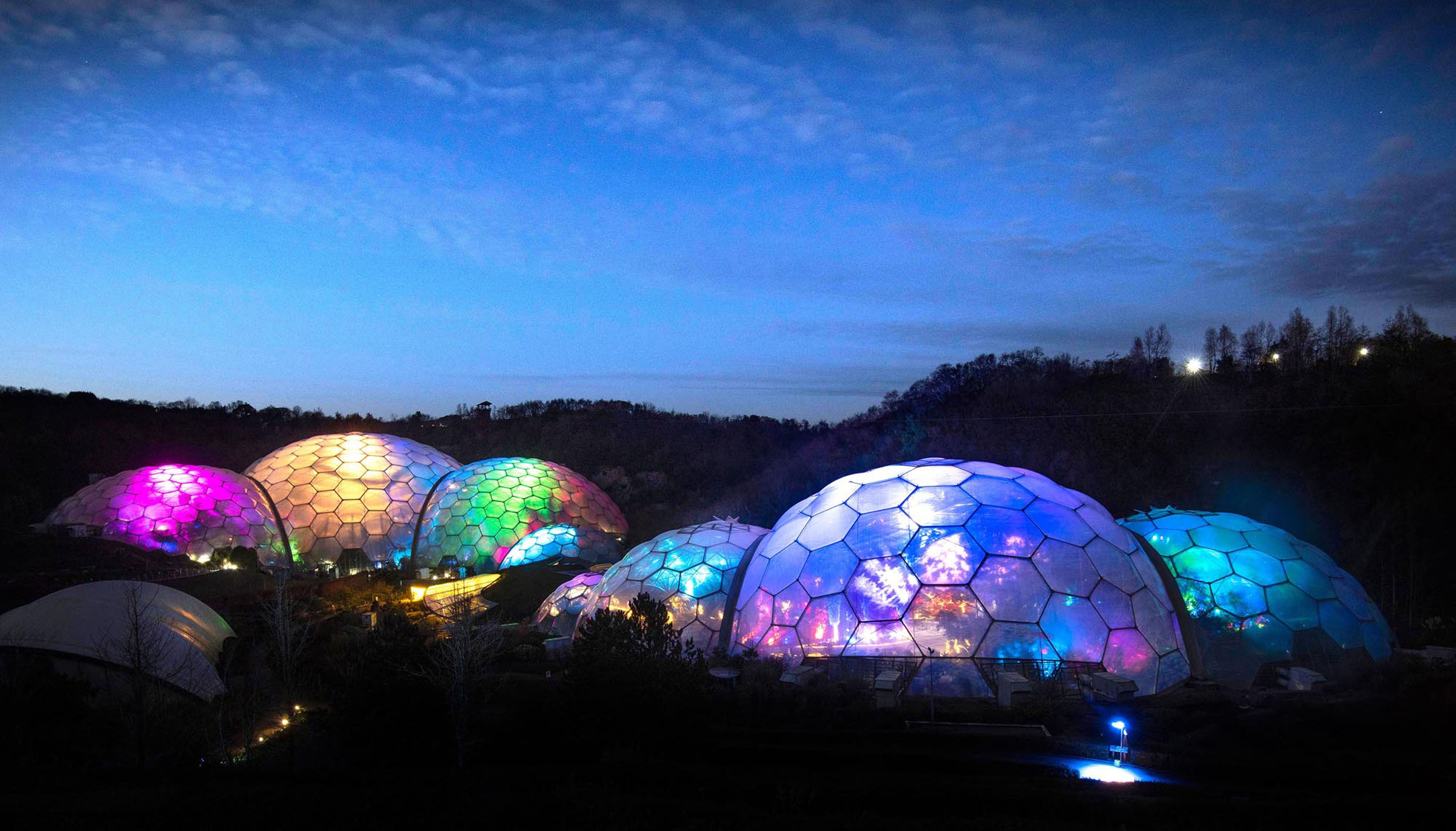 Biomes are transformed into baubles (Eden Project/UK)