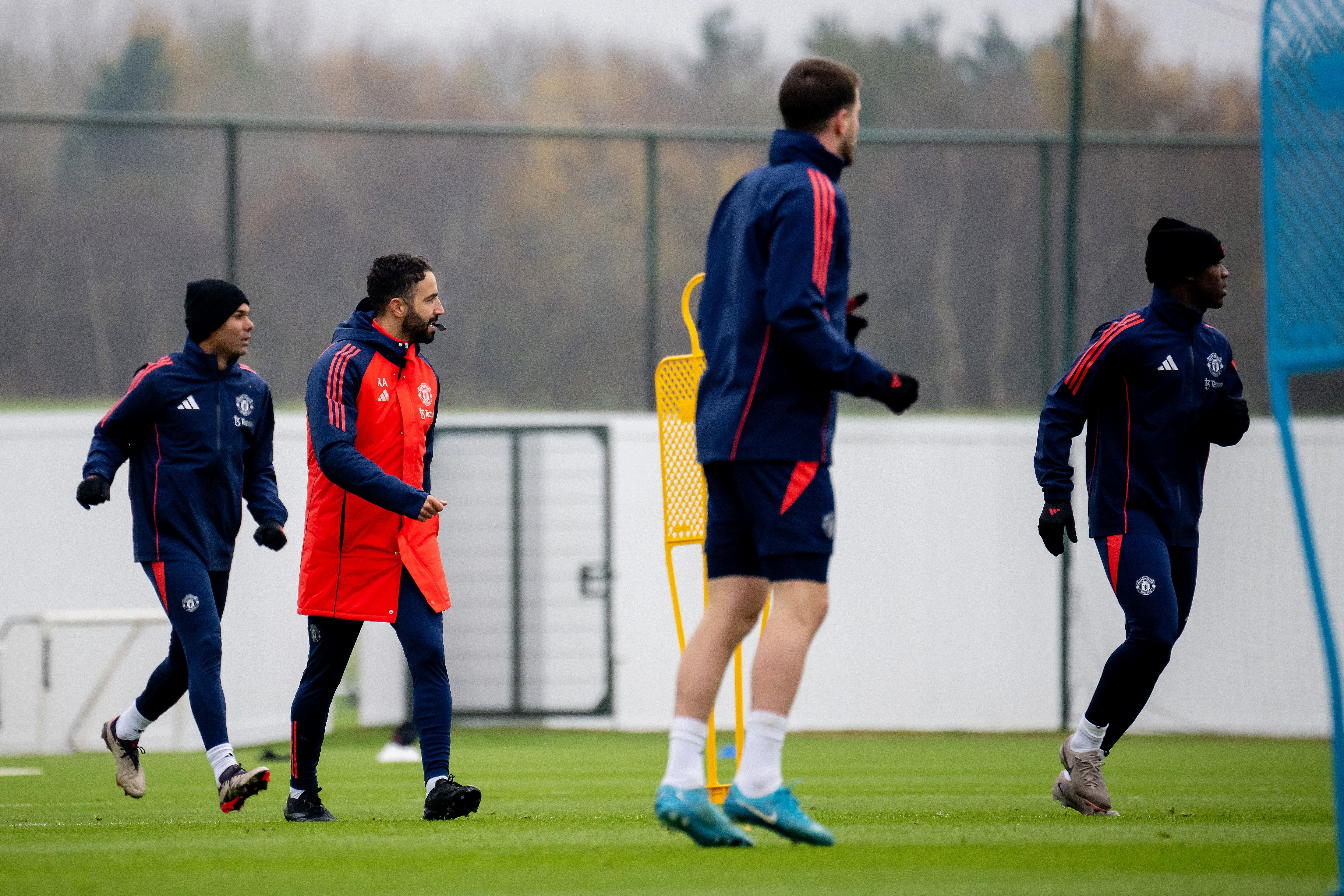 Amorim marshalls training from the centre of the pitch