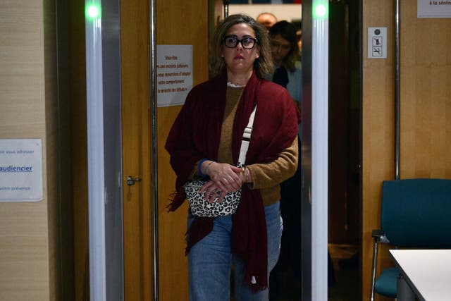 <p>Caroline Darian, hija de Gisele Pelicot, abandona el juzgado tras una audiencia en el juicio contra su padre, Dominique Pelicot, en Mazan, Francia, el 18 de noviembre de 2024</p>