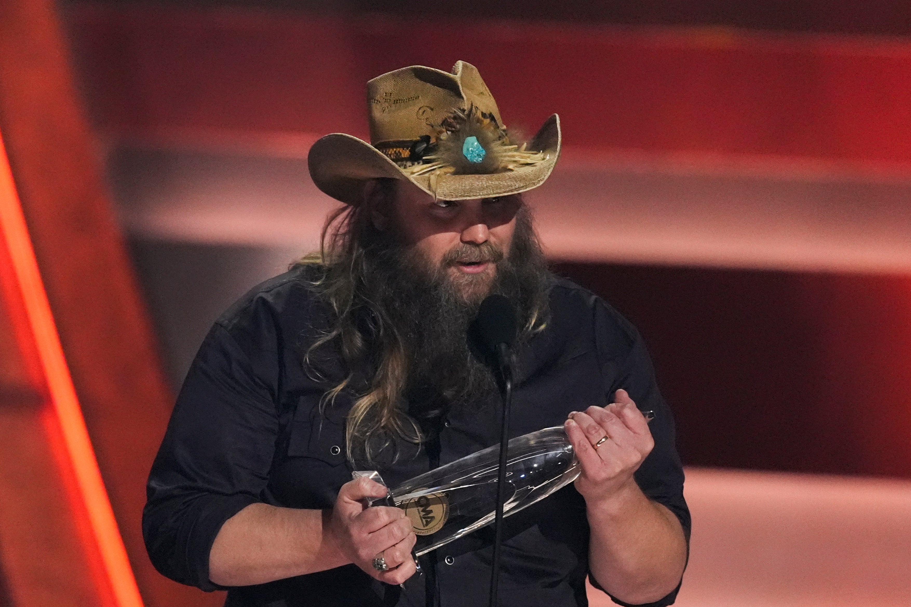 Chris Stapleton recebeu o prêmio de Canção do Ano por “White Horse” durante o 58º Prêmio Anual CMA