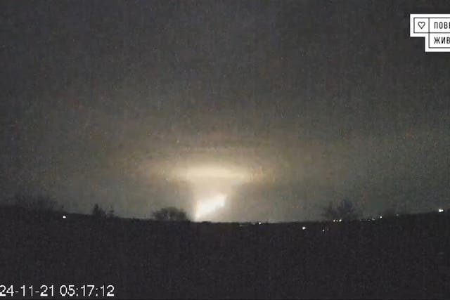 <p>Se ven ráfagas de luz sobre Dnipro, Ucrania, tras lo que Rusia dijo que fue un ataque con misiles balísticos de medio alcance </p>