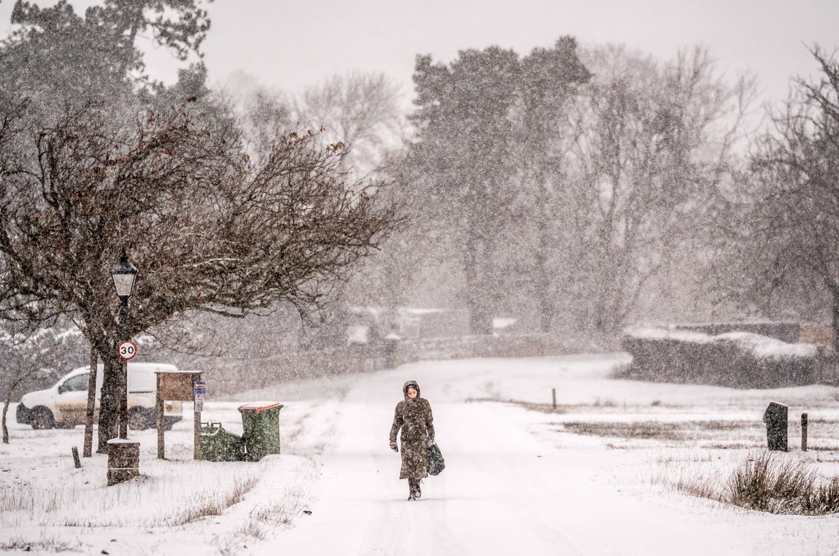 UK weather live: Met office issues three day snow warning for most of England