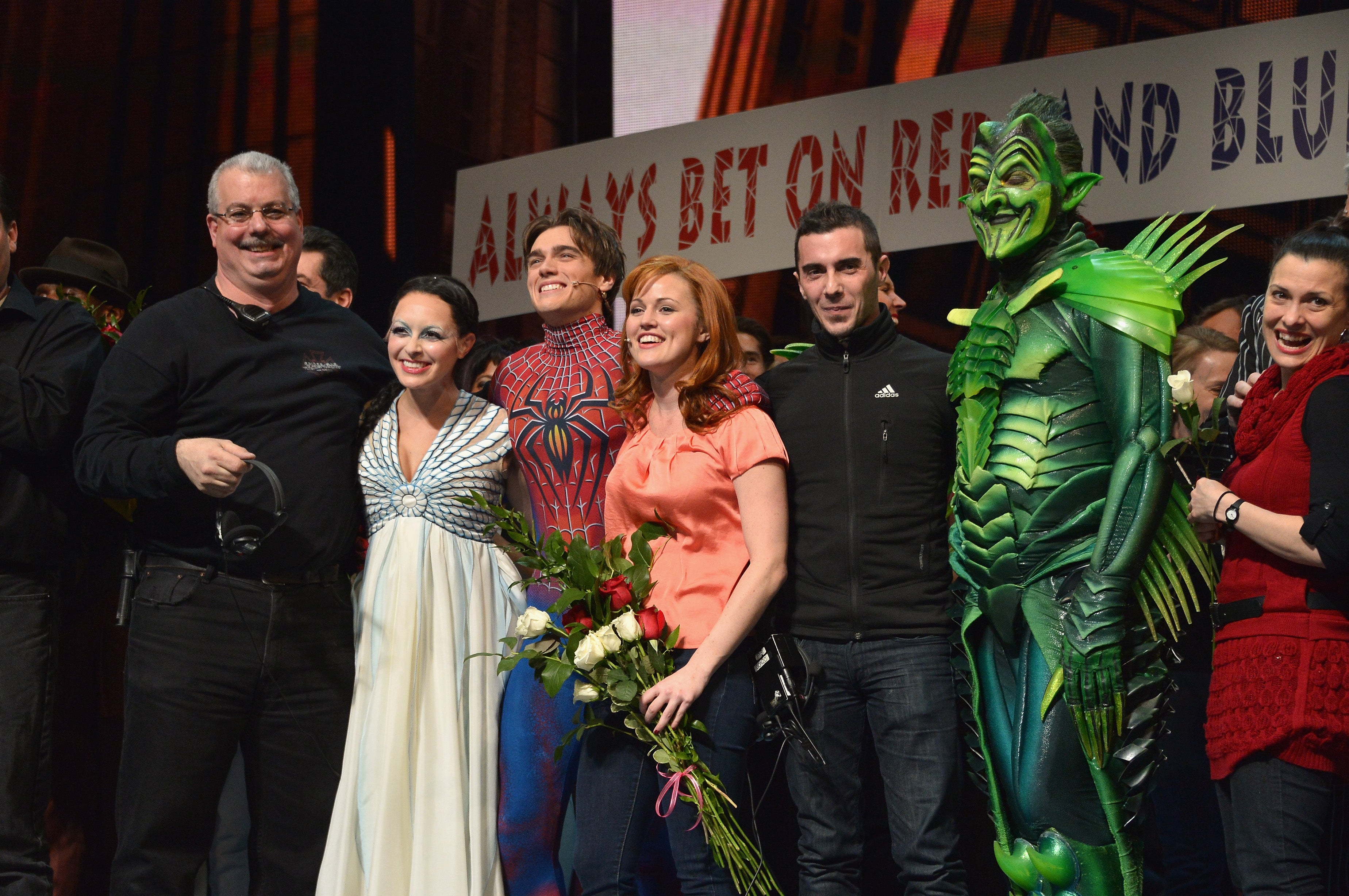 O elenco e a equipe de 'Homem-Aranha: Turn Off The Dark' na chamada ao palco após a apresentação final em janeiro de 2014