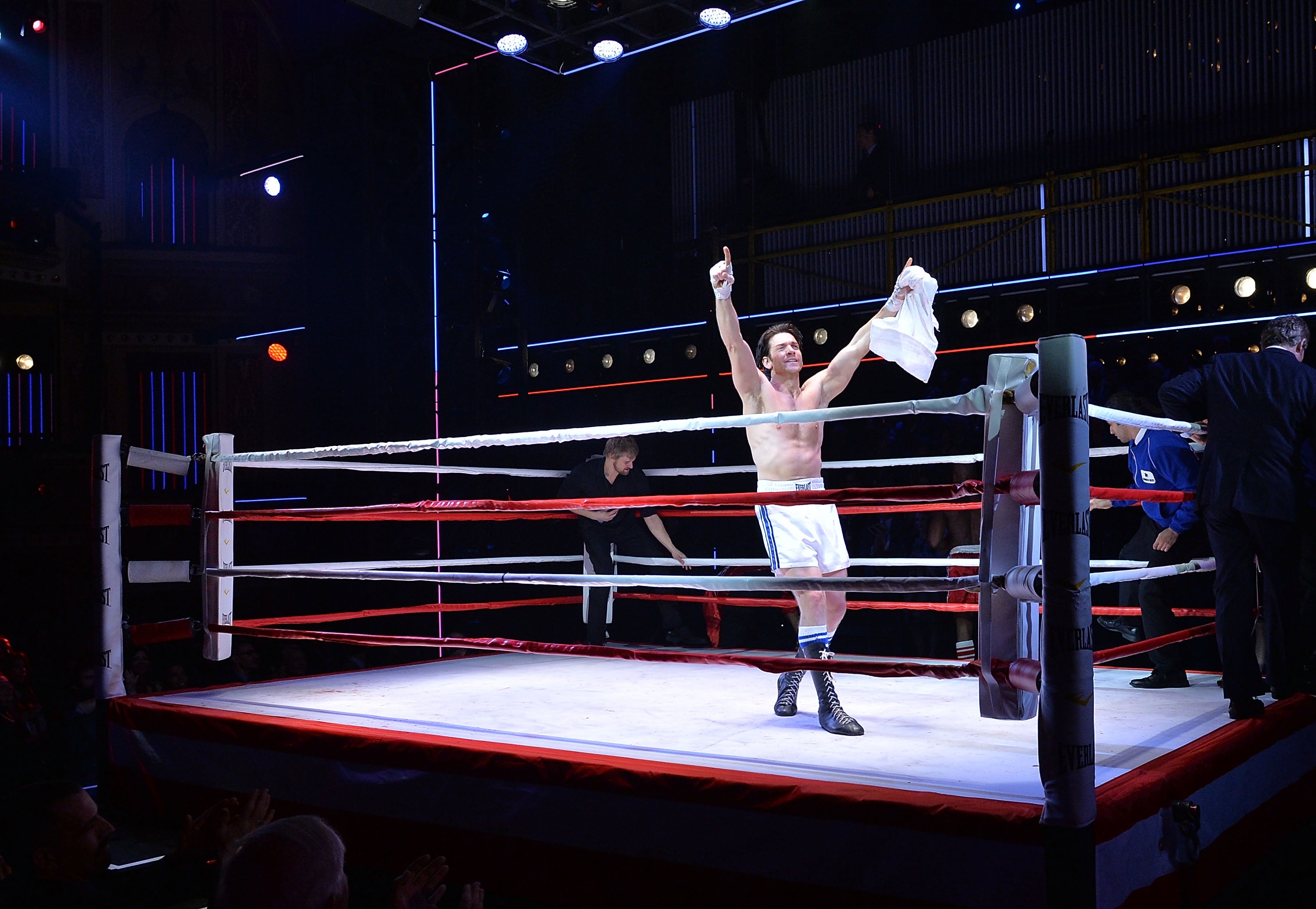 O ator Andy Karl sobe ao palco na noite de estreia de 'Rocky' na Broadway em 2014