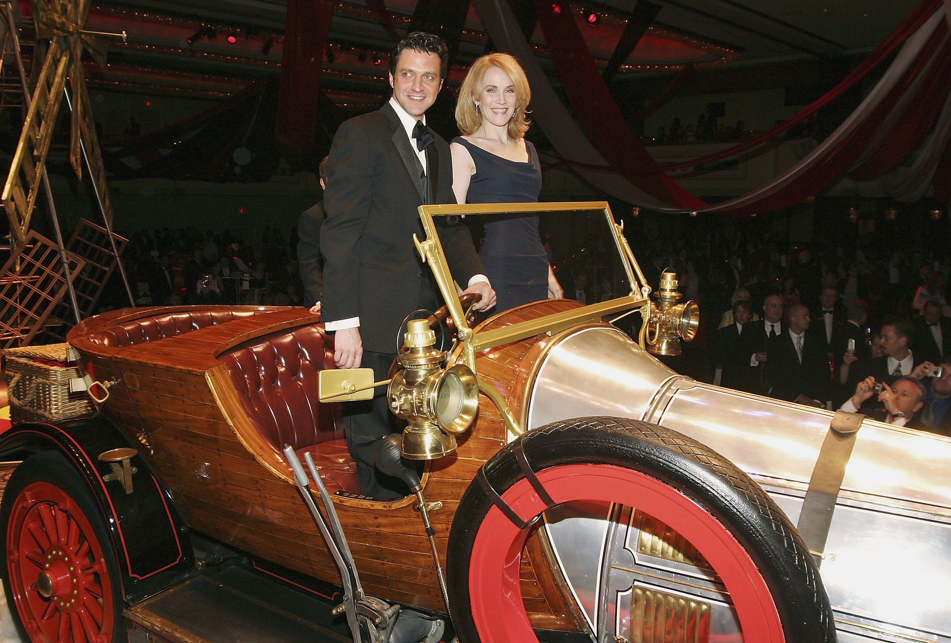 Os atores Raul Esparza e Erin Dilly posam com a verdadeira estrela do show, o carro voador, na noite de estreia de 'Chitty Chitty Bang Bang' em 2005