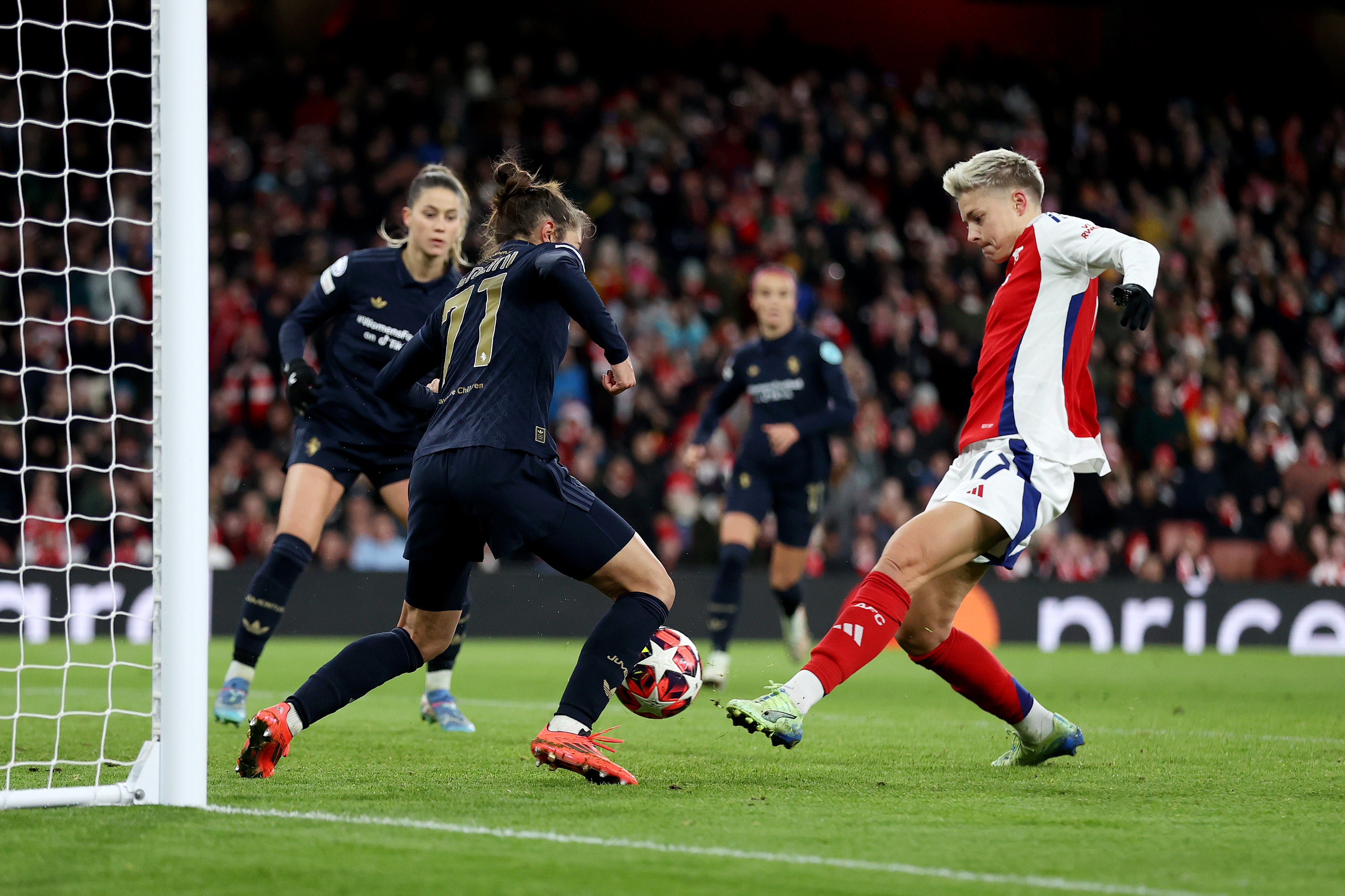 Lina Hurtig scores for Arsenal