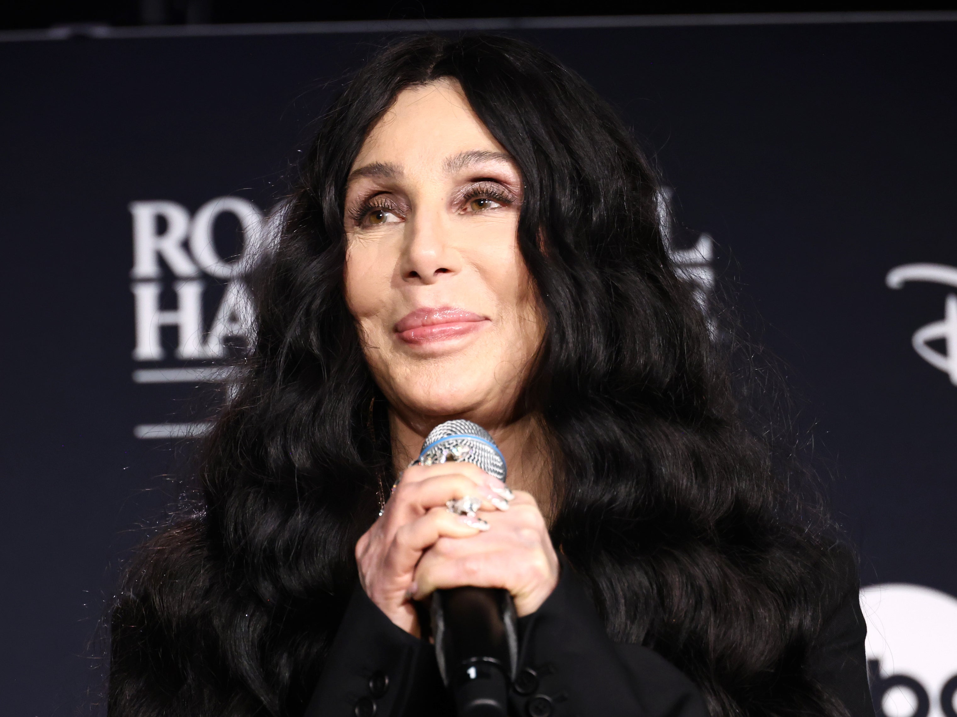 Cher disse que 'realmente não gostava' do falecido diretor Peter Bogdanovich