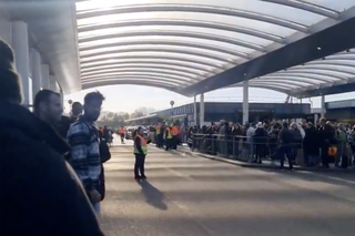 Os passageiros foram avisados ​​para ficarem longe depois que uma seção do Terminal Sul foi evacuada na manhã de sexta-feira.