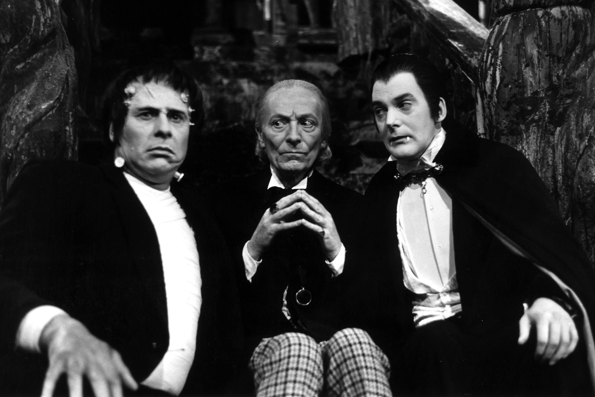 William Hartnell, al centro, nei panni del Dottore accanto a Dracula e al mostro di Frankenstein in 'Doctor Who'
