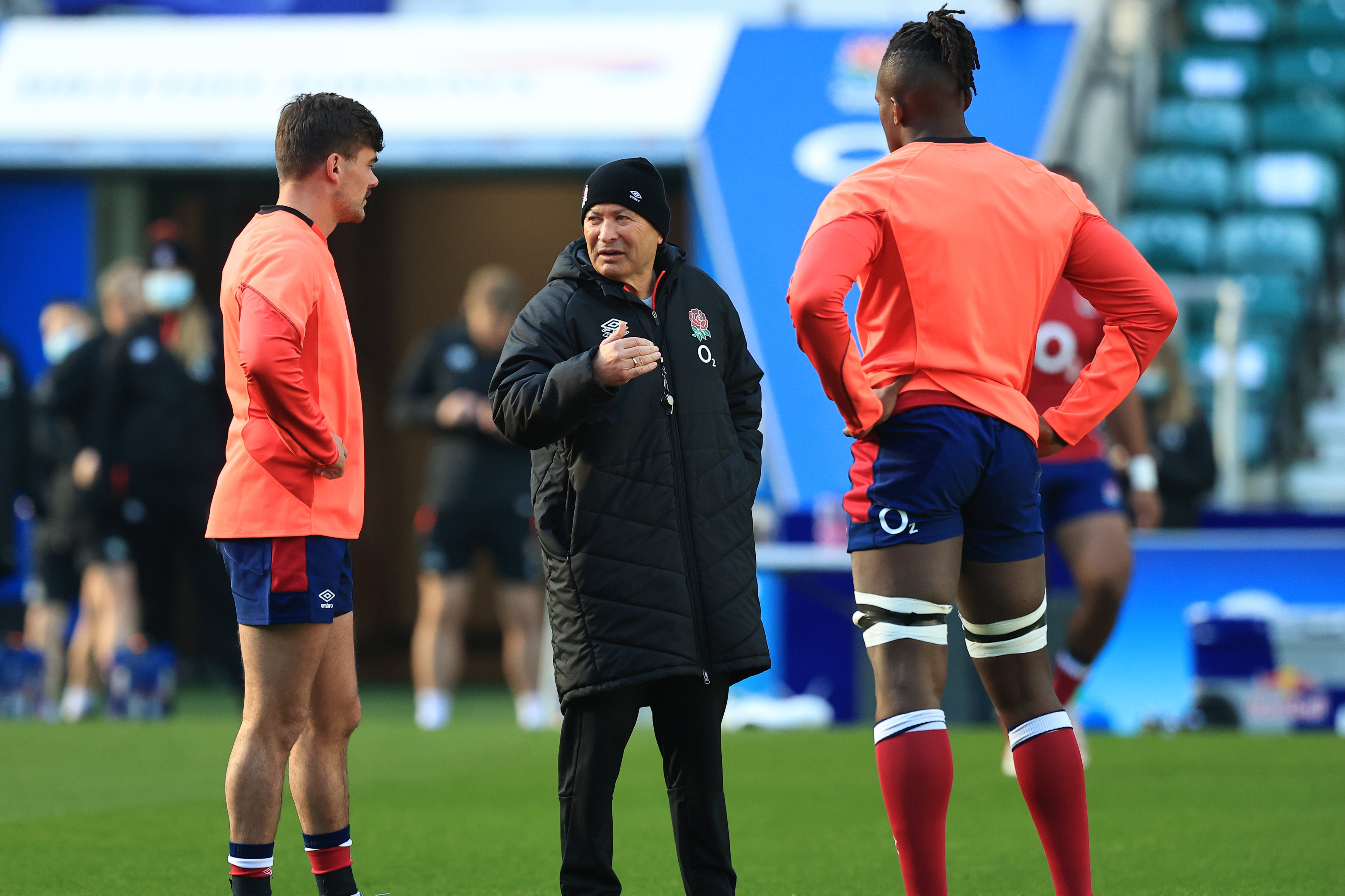 George Furbank (a sinistra) ha elogiato le qualità di allenatore di Eddie Jones (al centro)