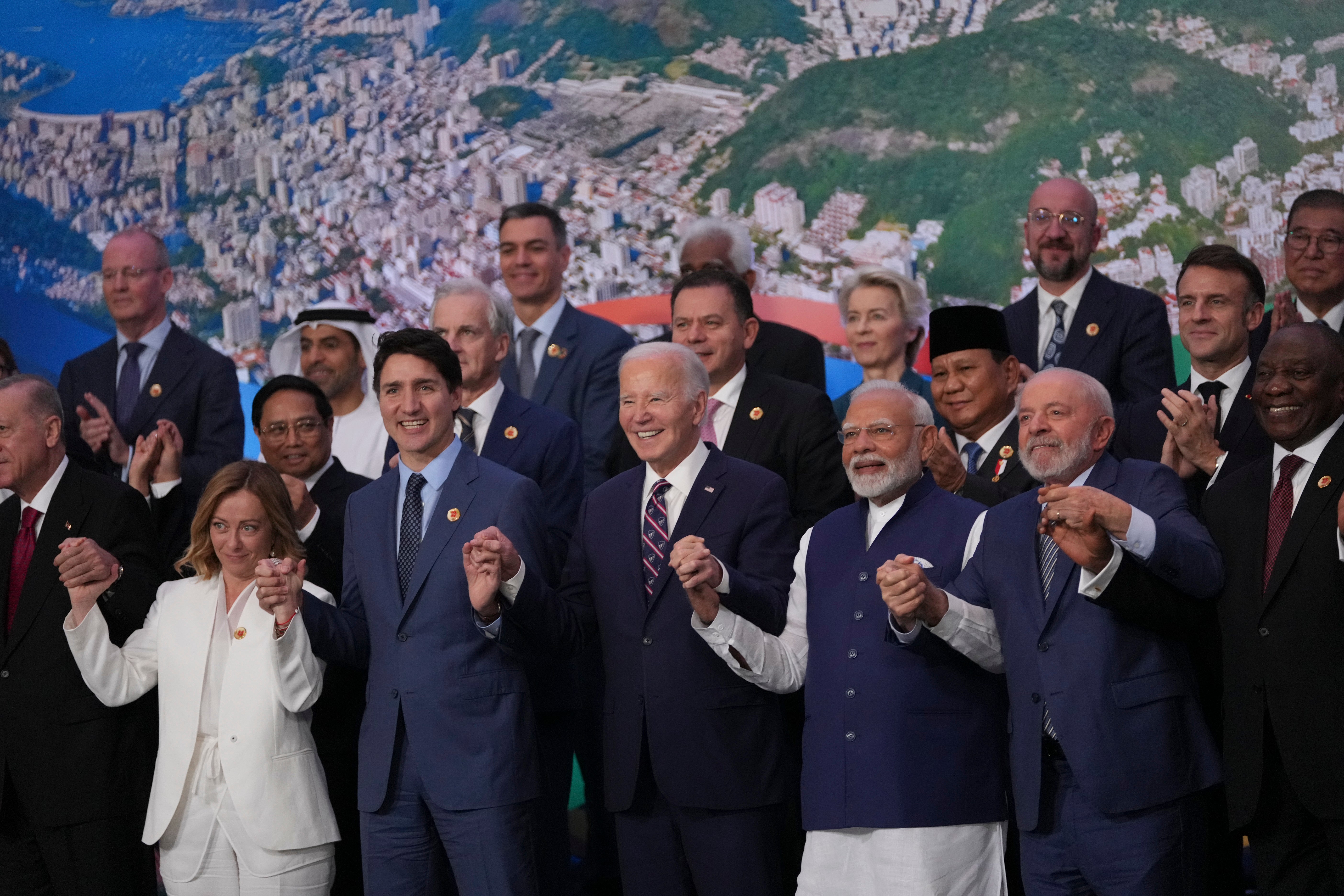 World leaders attend the G20 Summit and pose for a group photo in Rio de Janeiro, November 19, 2024