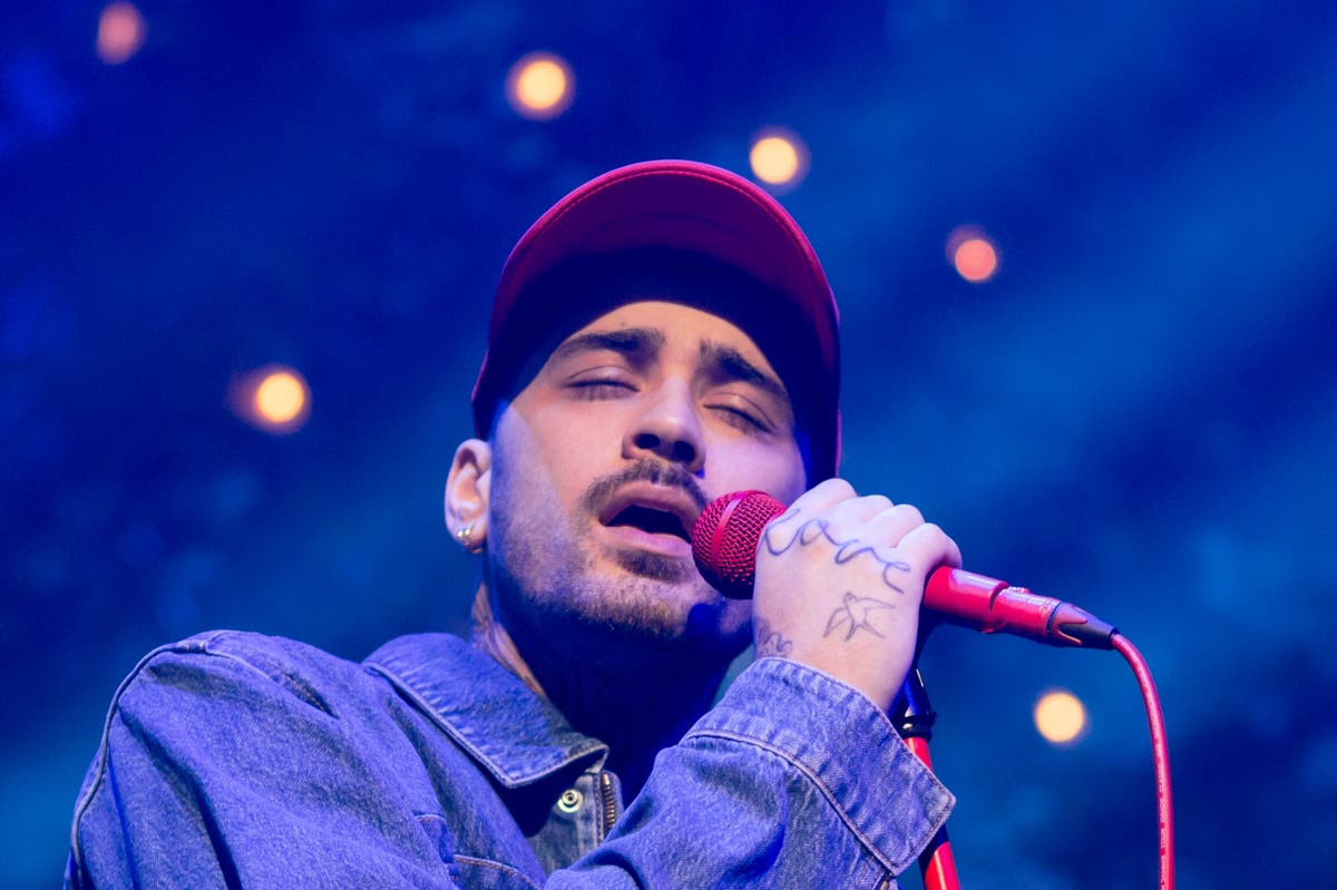 Zayn Malik pays tribute to Liam Payne at first show since former bandmateâs death