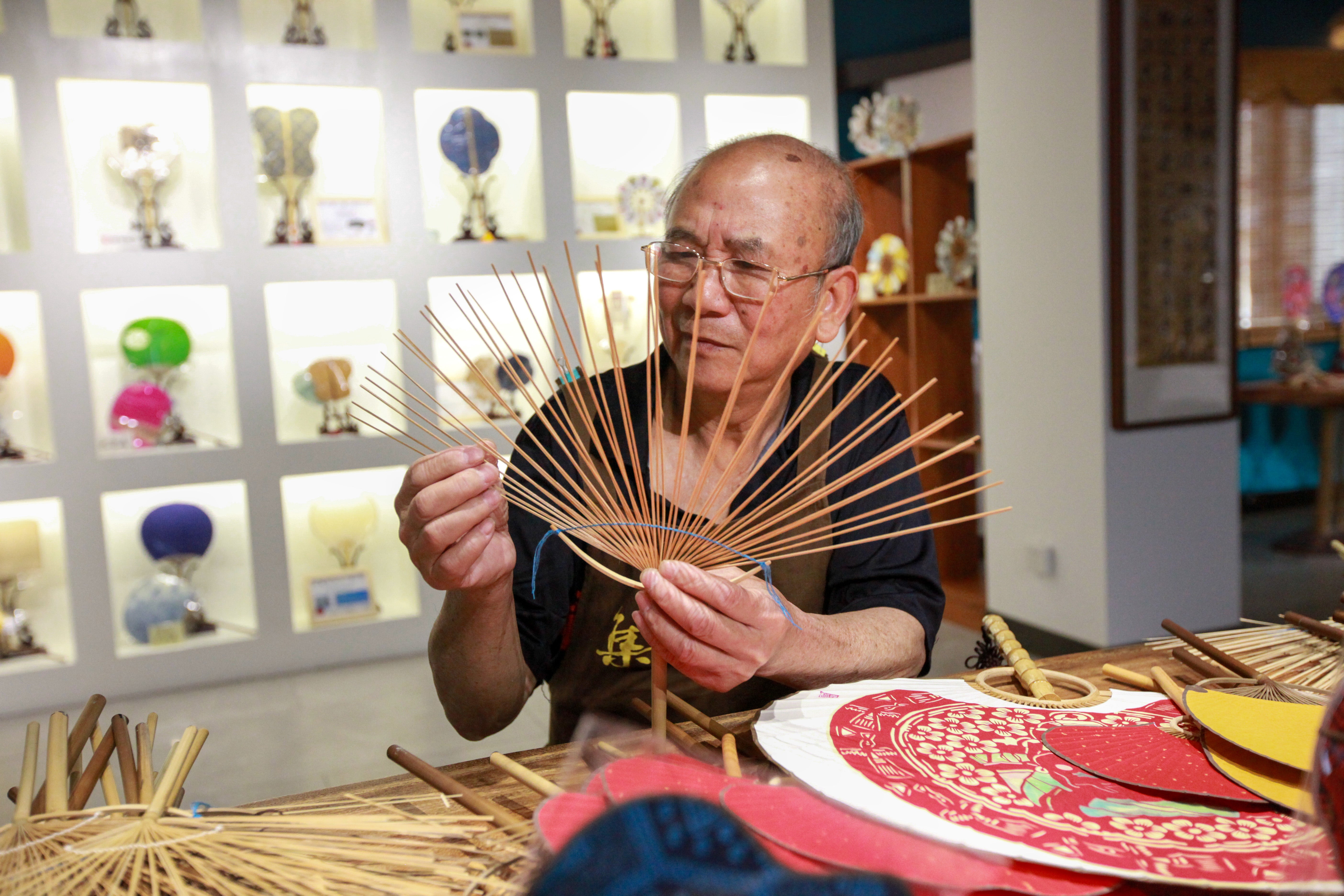 Fourth-generation master craftsman Huang Shuofu in his tuanshan fan studio