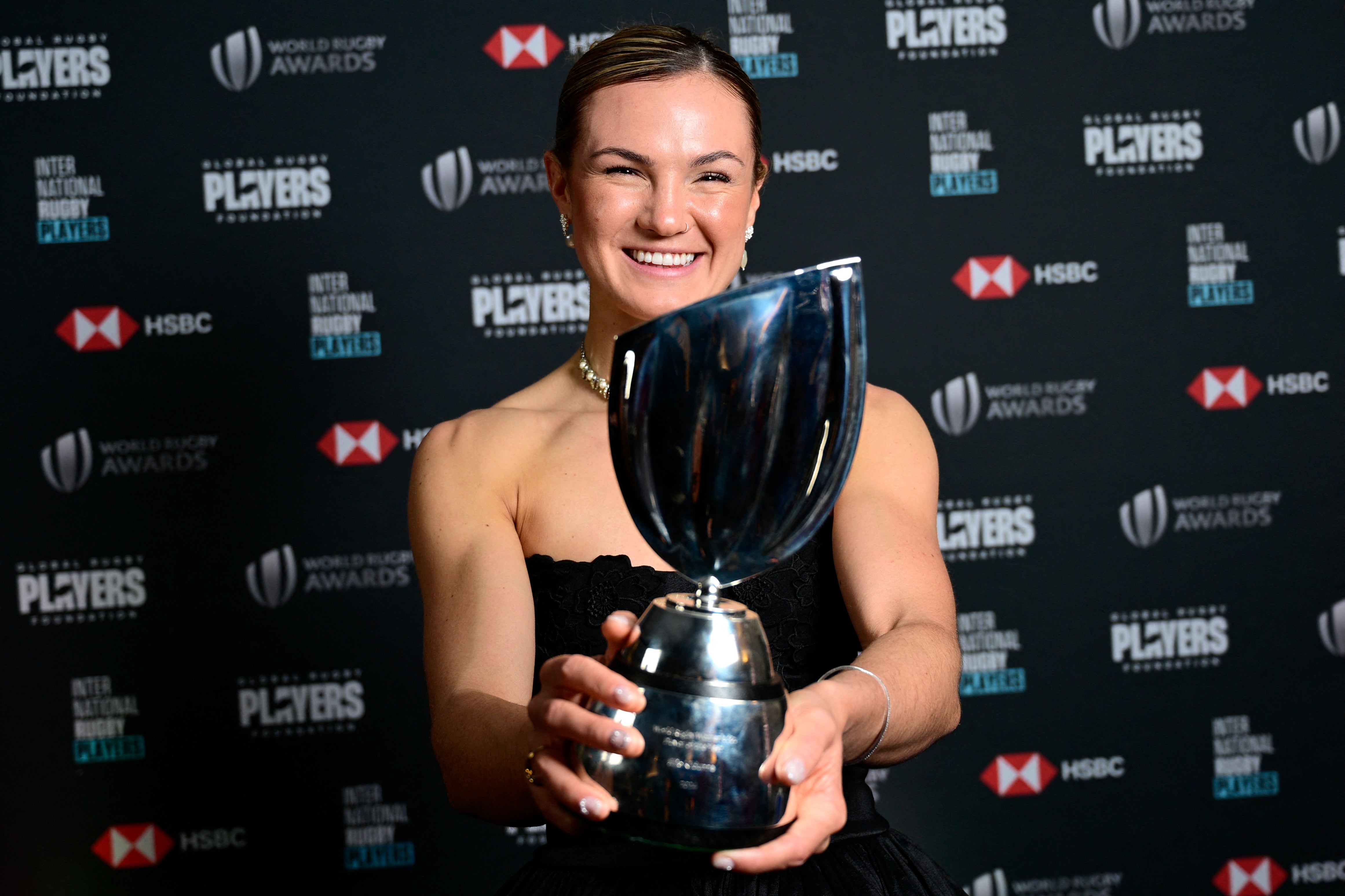 Ellie Kildunne dell'Inghilterra posa con il trofeo