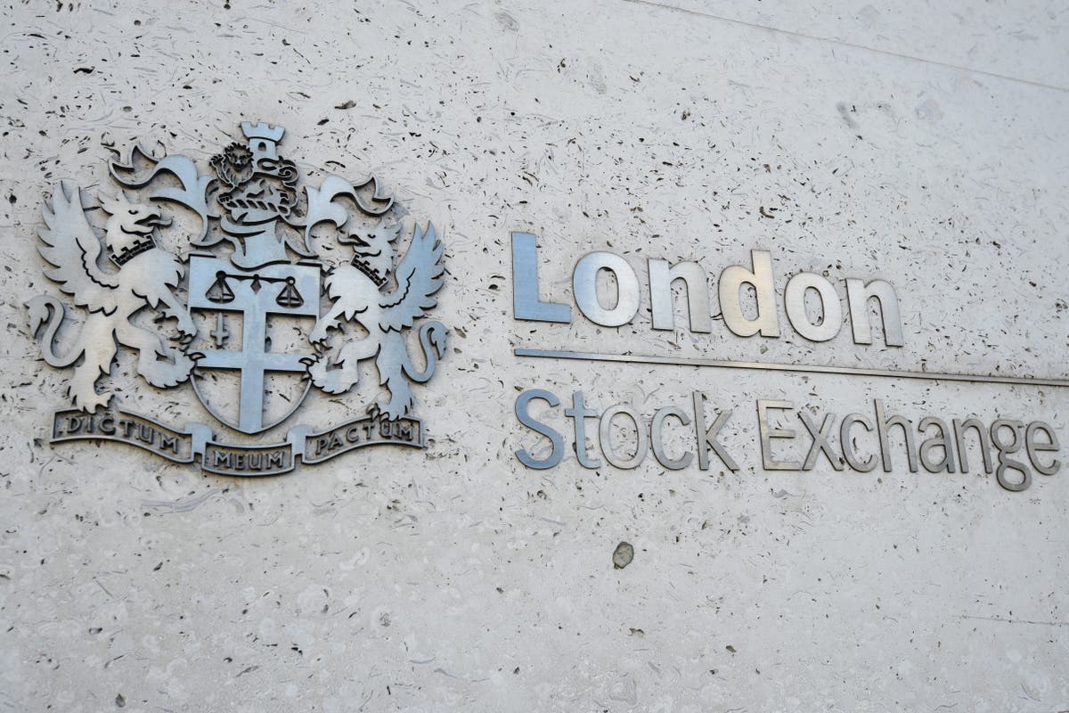 FTSE 100 lifts to month-high amid strong banking stocks