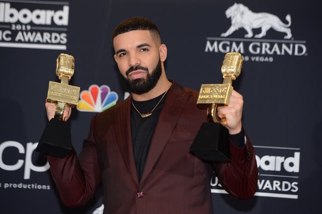 <p>Drake is not happy with his record label</p>