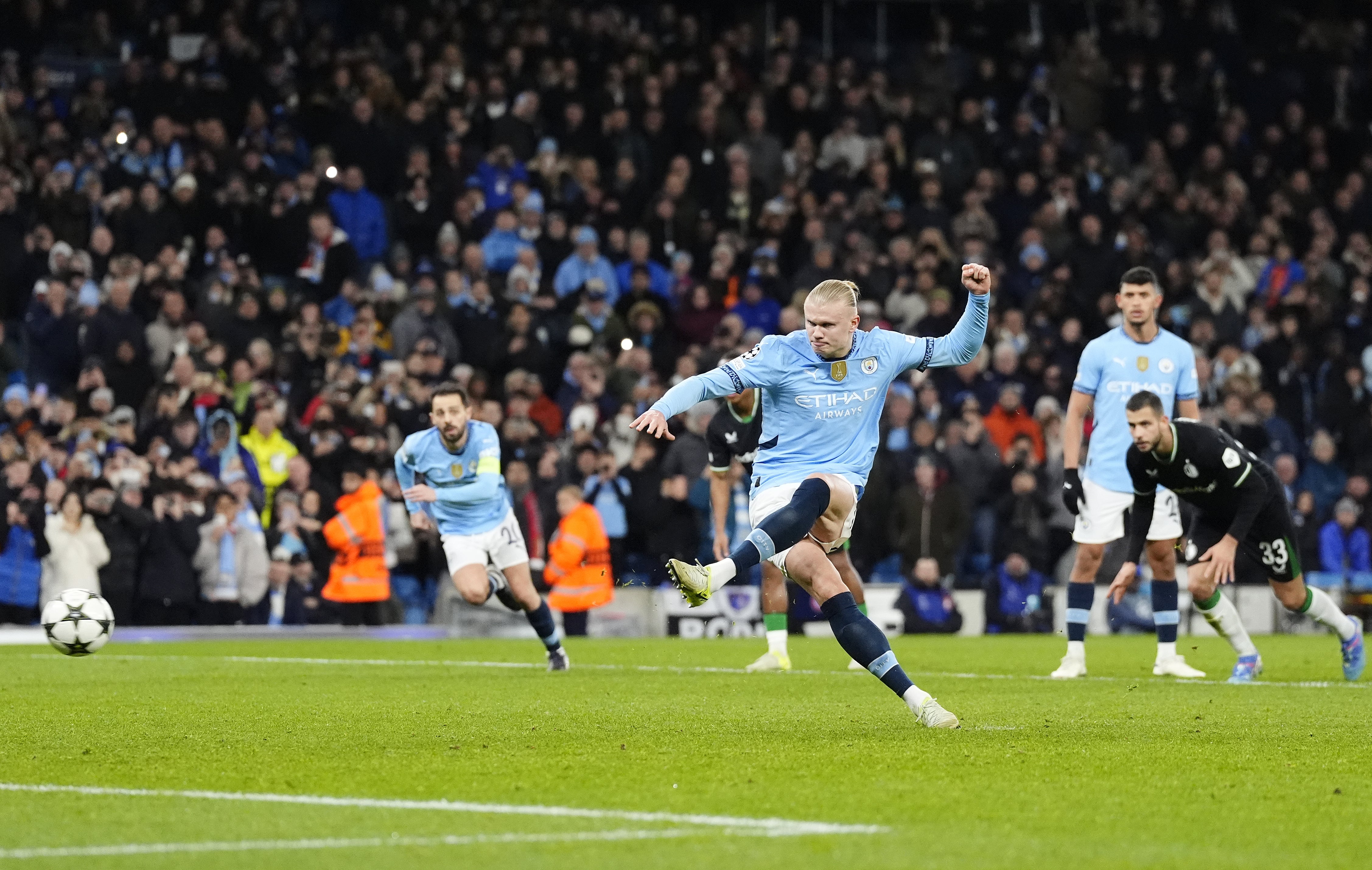 Erling Haaland segna il primo gol del Manchester City su rigore