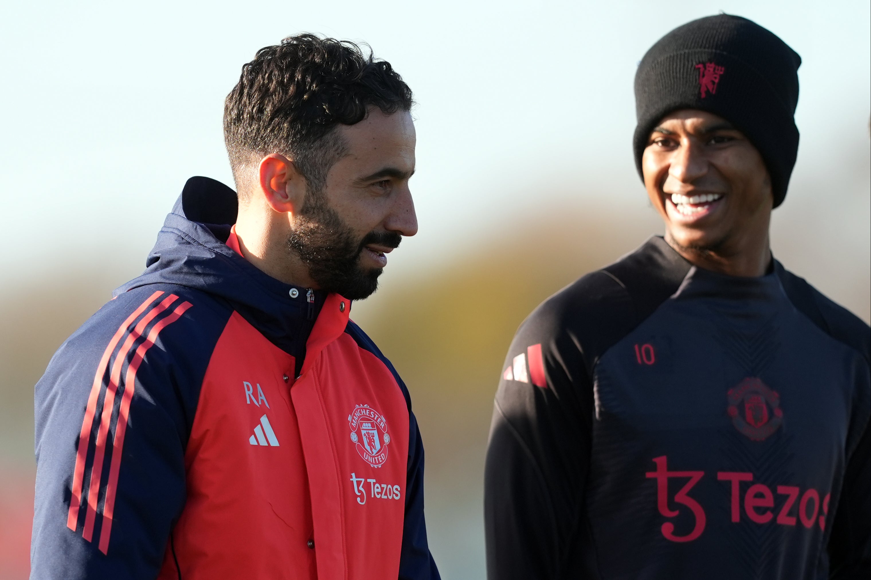 Ruben Amorim (a sinistra) ha promesso di aiutare Marcus Rashford (a destra) a tornare al meglio