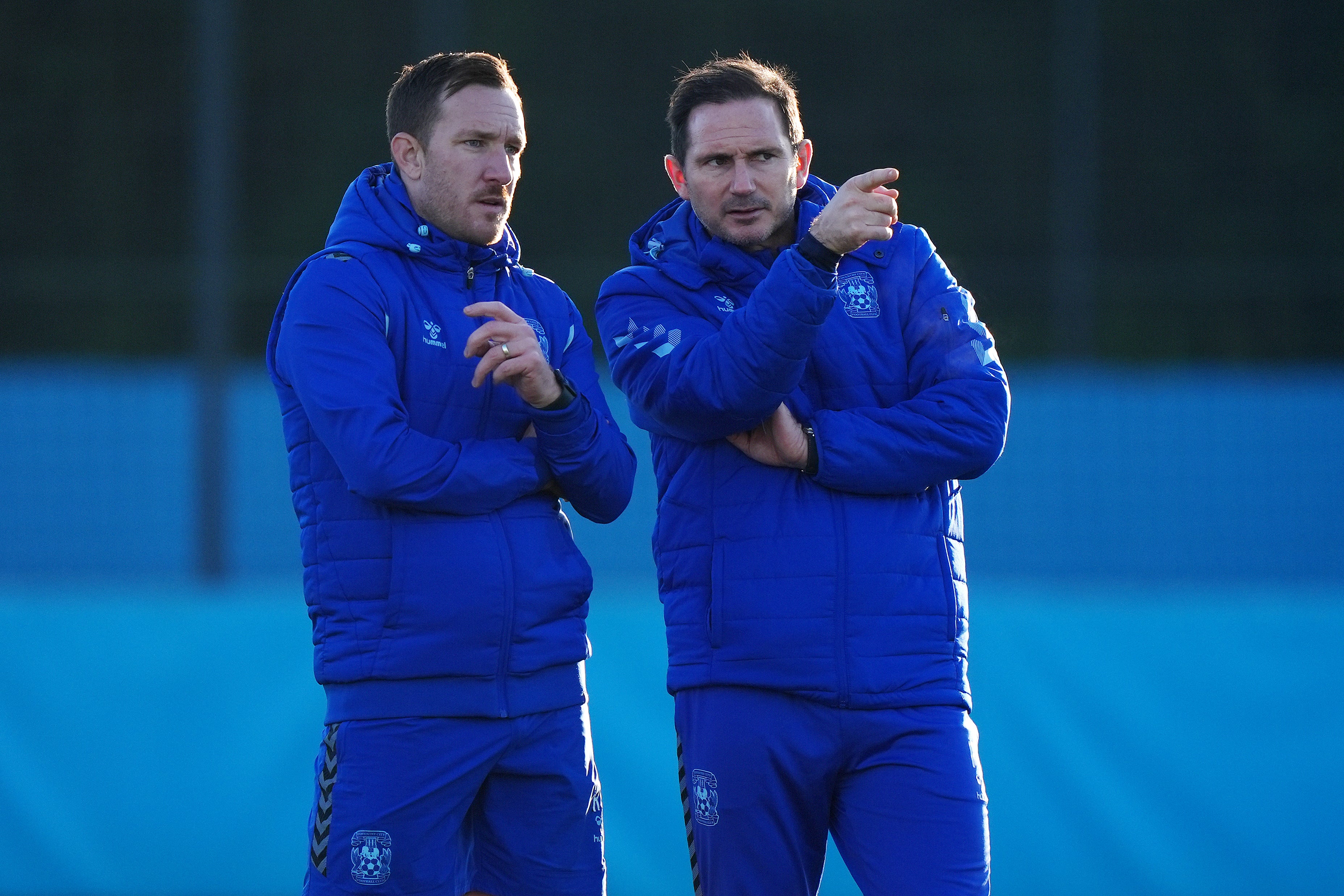 Il nuovo manager del Coventry City Frank Lampard (a destra) e l'allenatore della prima squadra Rhys Carr