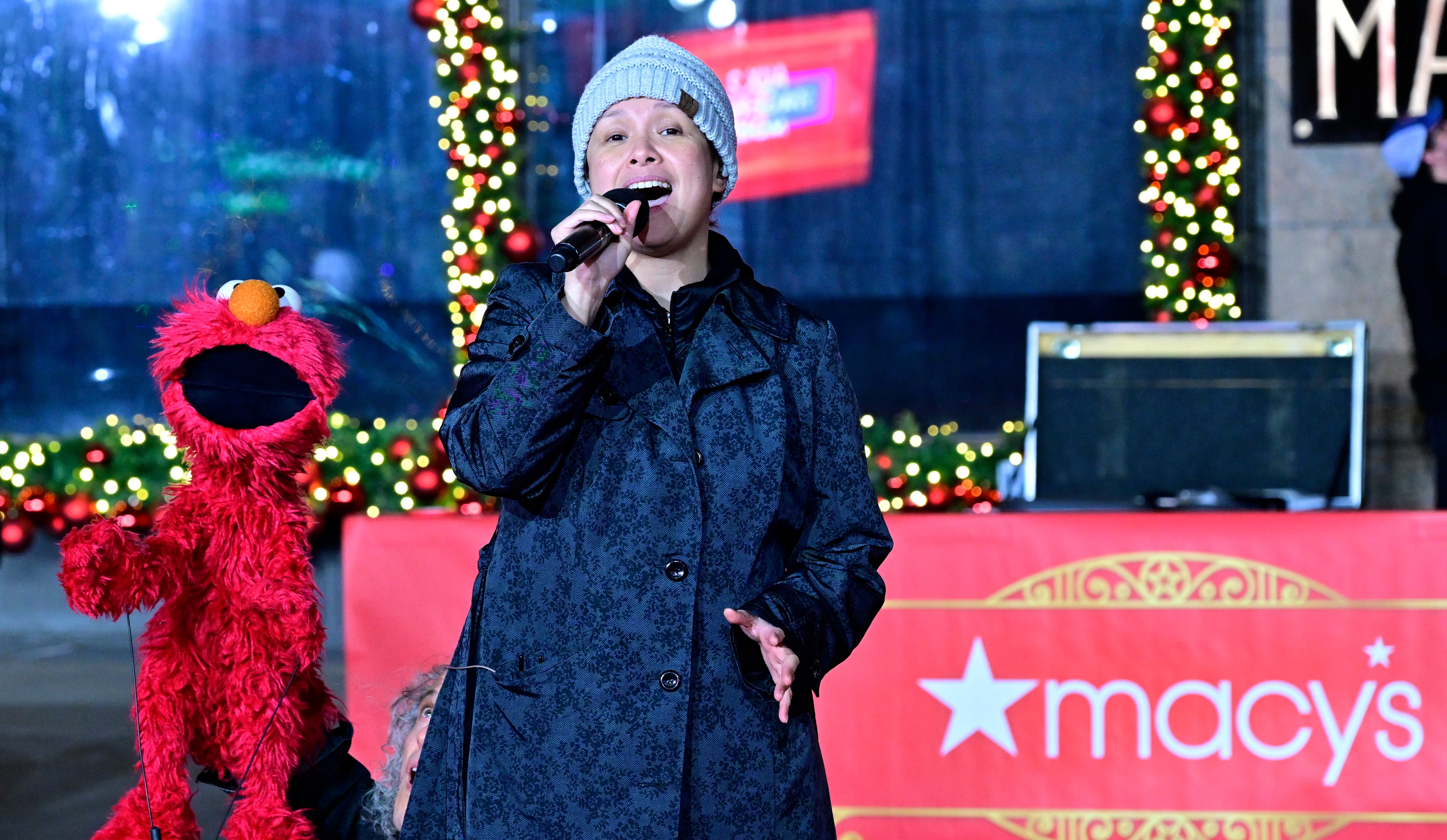 Lea Salonga se apresenta durante os ensaios para a Parada do Dia de Ação de Graças da Macy's