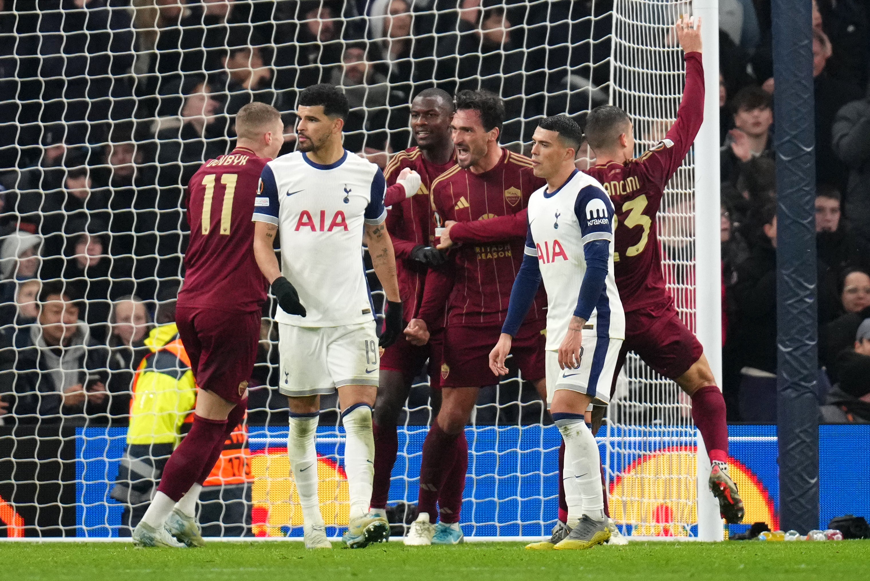 Roma celebrate Mats Hummels equaliser