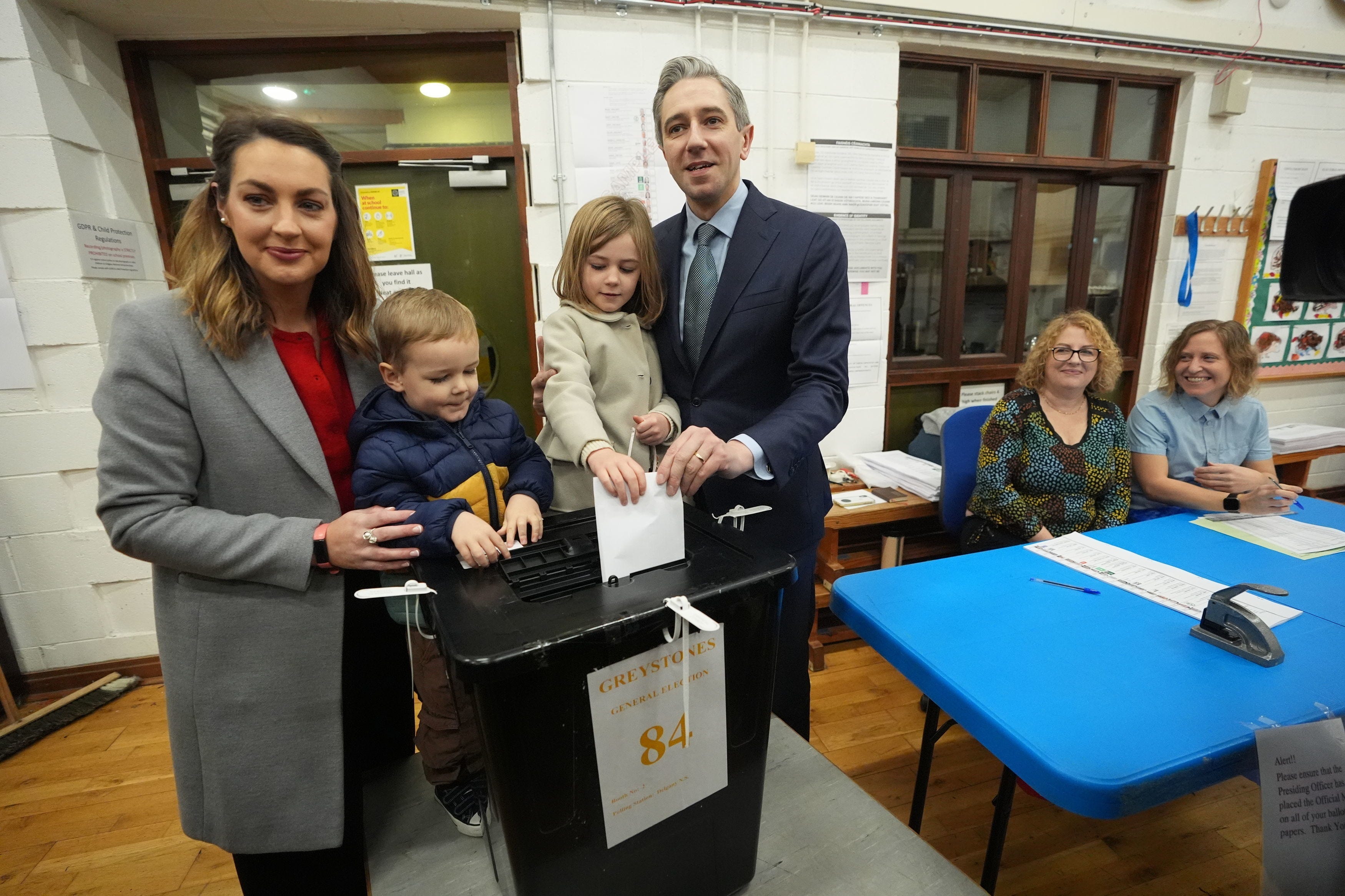 Taoiseach and Fine Gael leader Simon Harris accompanied by his wife Caoimhe and children Cillian and Saoirse as he casts his vote at Delgany National School (Niall Carson/PA)