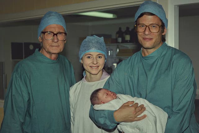 <p>James Norton, Bill Nighy y Thomasin McKenzie en 'Joy' </p>