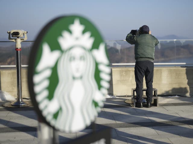 <p>Starbucks inauguró un nuevo local en un mirador del ecoparque Aegibong Peace Ecopark, cerca de la ciudad de Gimpo, a unos 50 km al noroeste de Seúl (Corea del Sur) y a menos de 2 km del territorio norcoreano.</p>