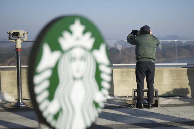 <p>Starbucks inauguró un nuevo local en un mirador del ecoparque Aegibong Peace Ecopark, cerca de la ciudad de Gimpo, a unos 50 km al noroeste de Seúl (Corea del Sur) y a menos de 2 km del territorio norcoreano.</p>