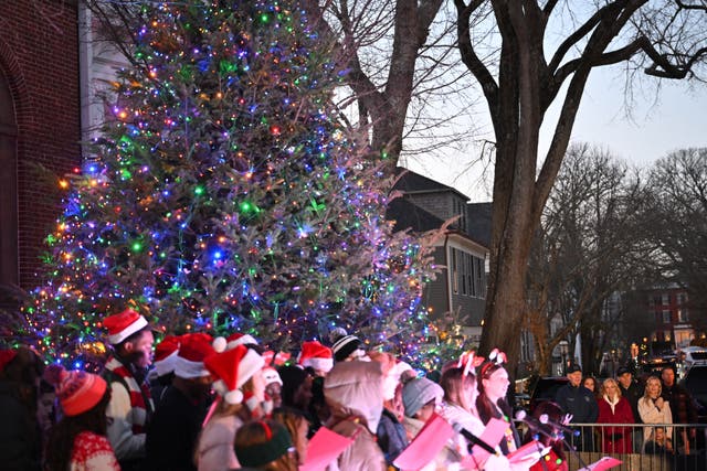 <p>The first family (R) watch carolers at the Nantucket Christmas tree lighting ceremony</p>