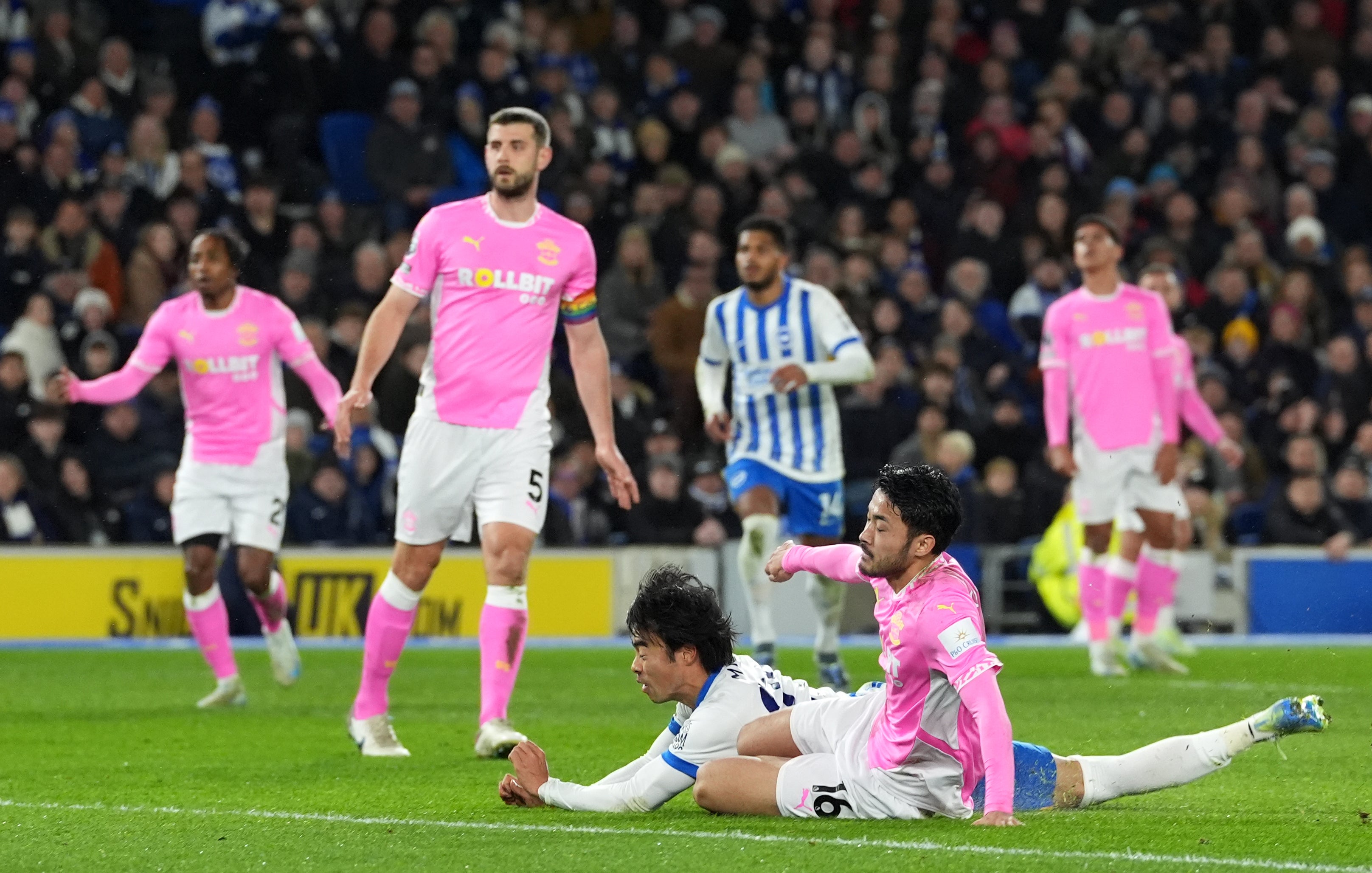 Kaoru Mitoma, al centro, ha segnato il primo gol del Brighton