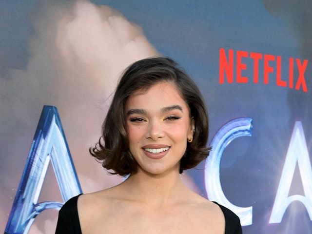 <p>Hailee Steinfeld gets engaged to NFL quarterback Josh Allen </p>