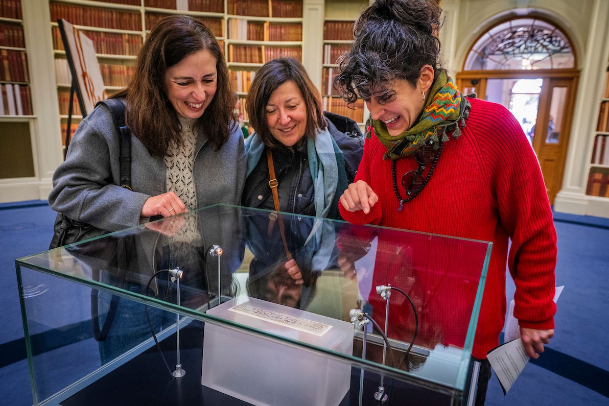 Visitors inspect the letter to Sir William Wallace (Chris Watt Photography/PA Wire)