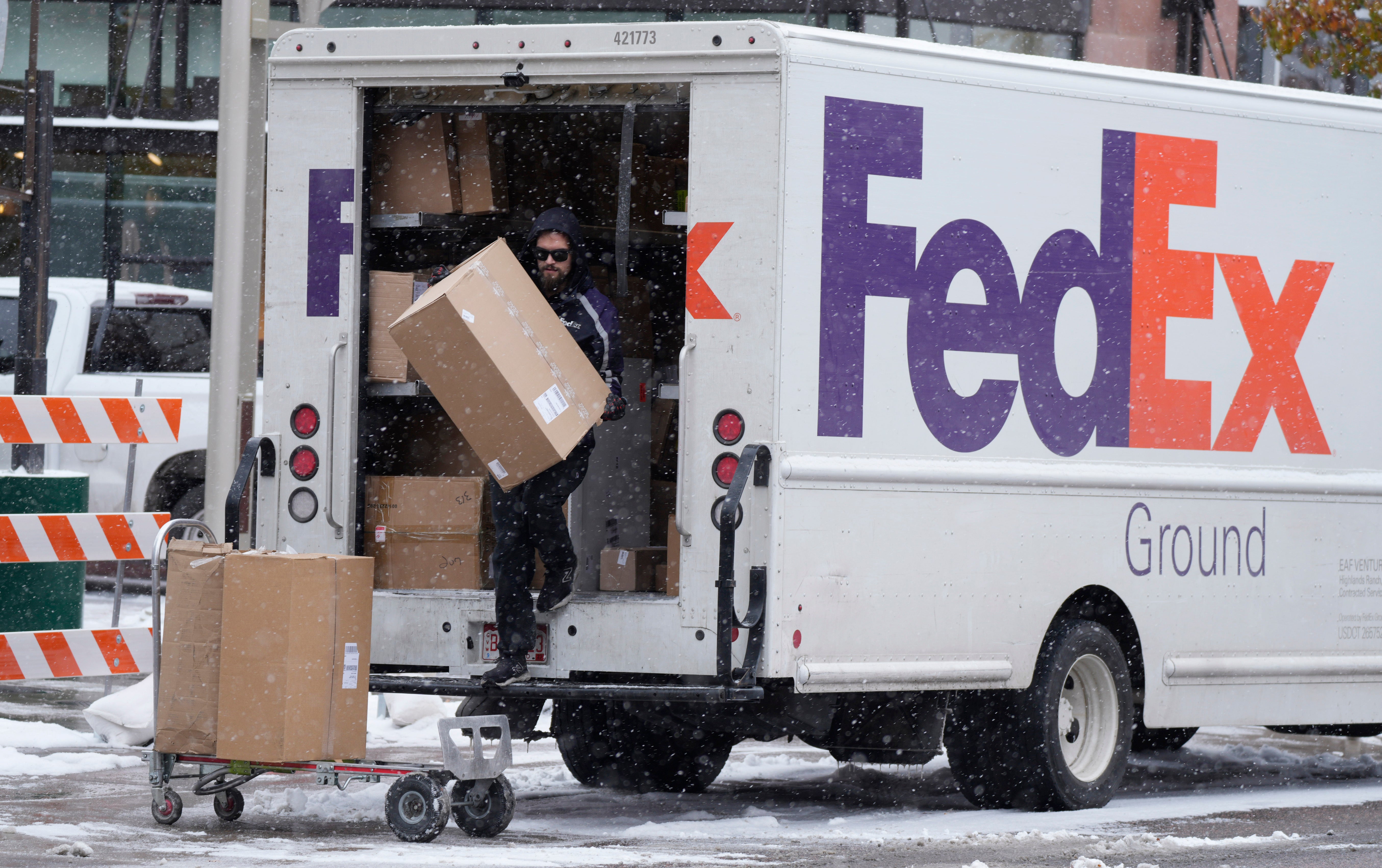 Chaidh 44 parsailean gu h-iomlan a dhumpadh an draibhear FedEX fo chùmhnant fhaighinn air ais.