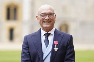 Gregg Wallace após ser nomeado Membro da Ordem do Império Britânico (MBE) pela Princesa Real em uma cerimônia de investidura no Castelo de Windsor