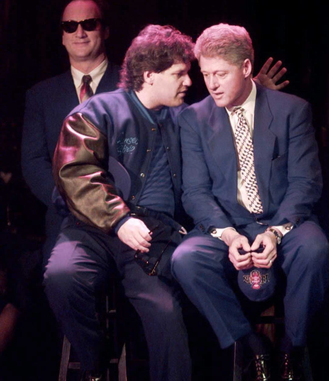 US President Bill Clinton pardoned his brother Roger after he pleaded guilty to conspiracy to distribute cocaine for trying to sell it to an undercover police officer in the 80s.