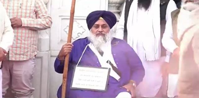 <p>Sukhbir Singh Badal serving his punishment at the Golden Temple in Amritsar, India </p>