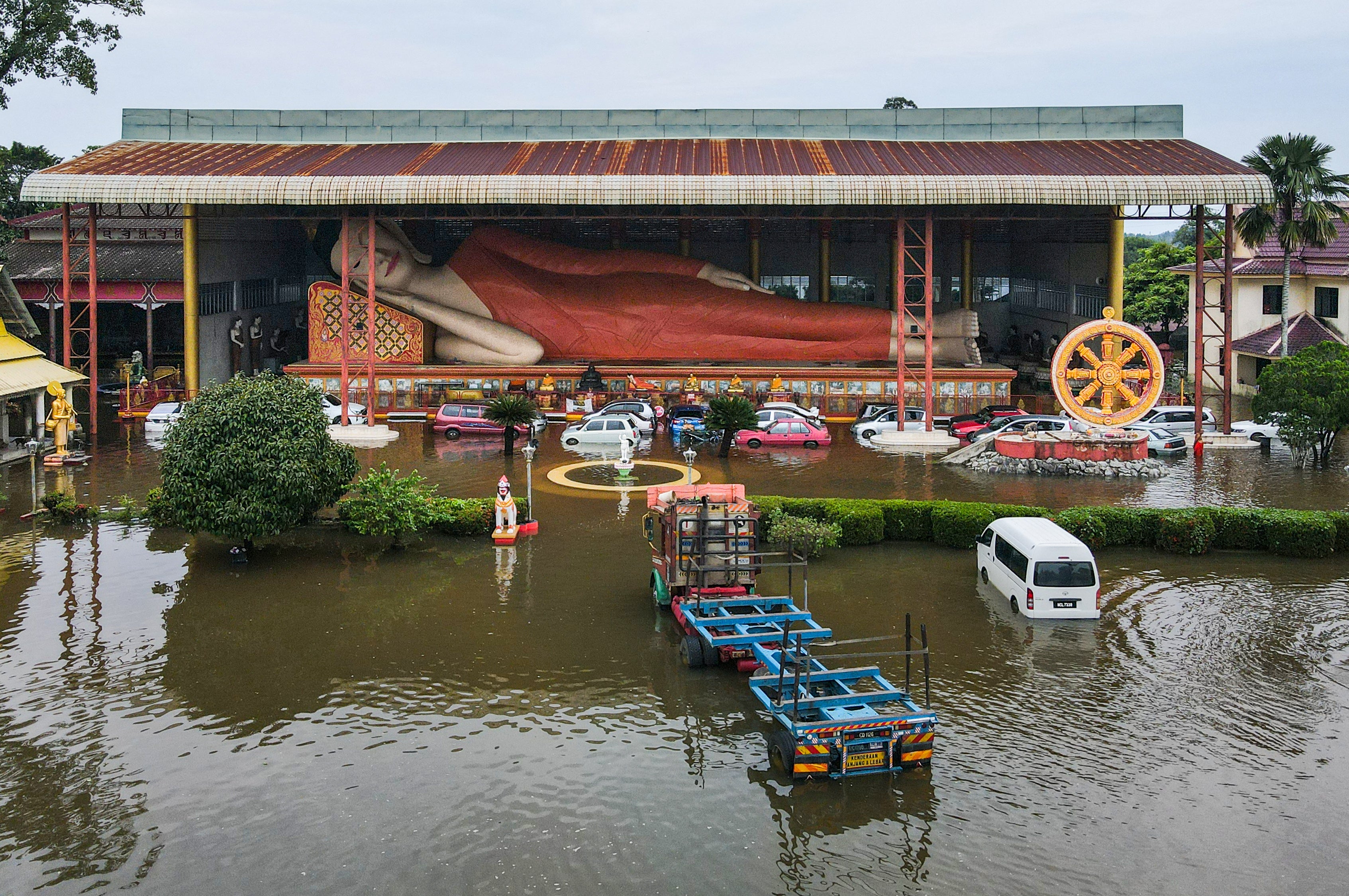 道北大雨过后，一尊卧佛像被洪水包围