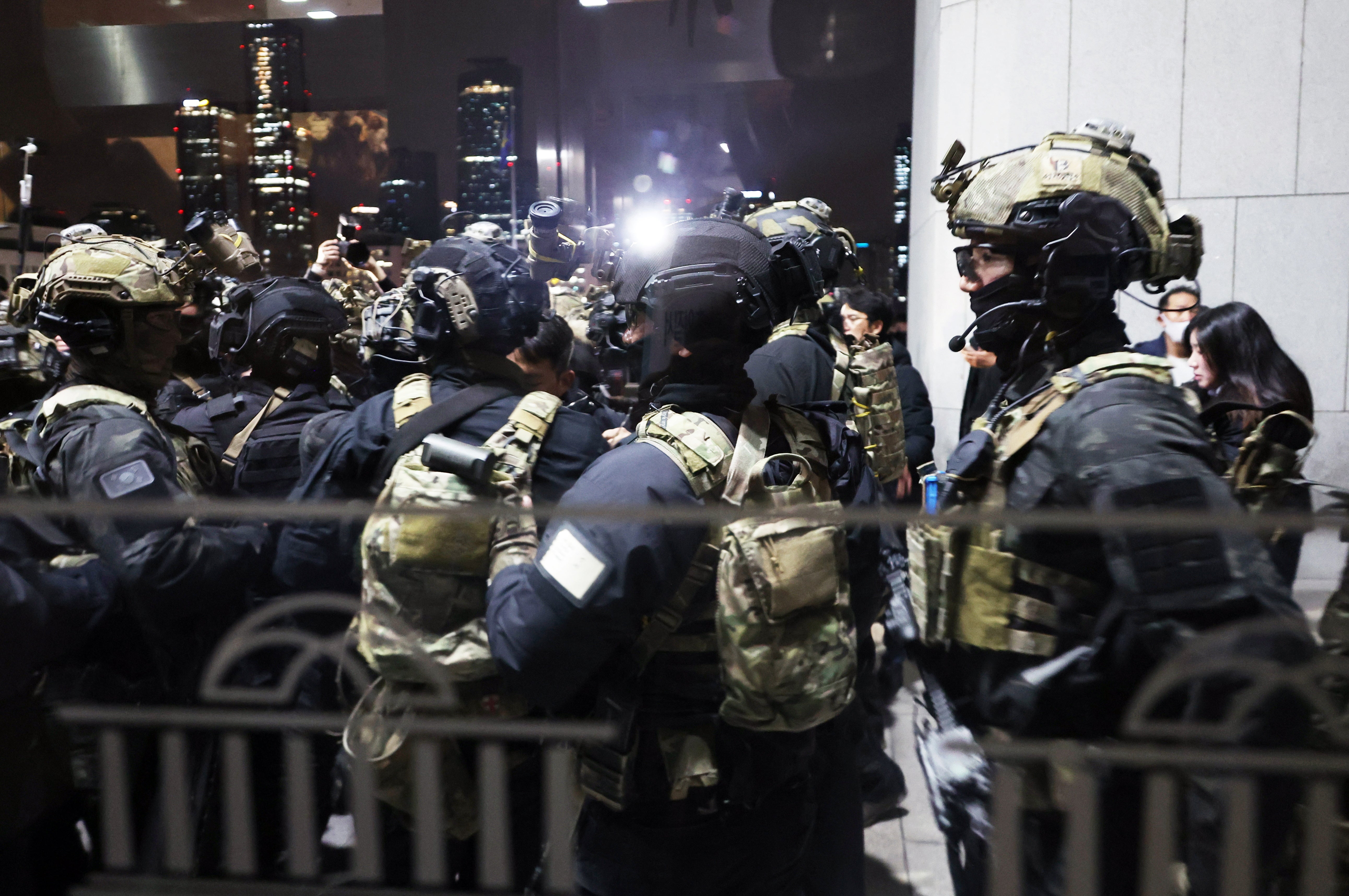 Soldiers prepare to enter the main hall of the National Assembly in Seoul