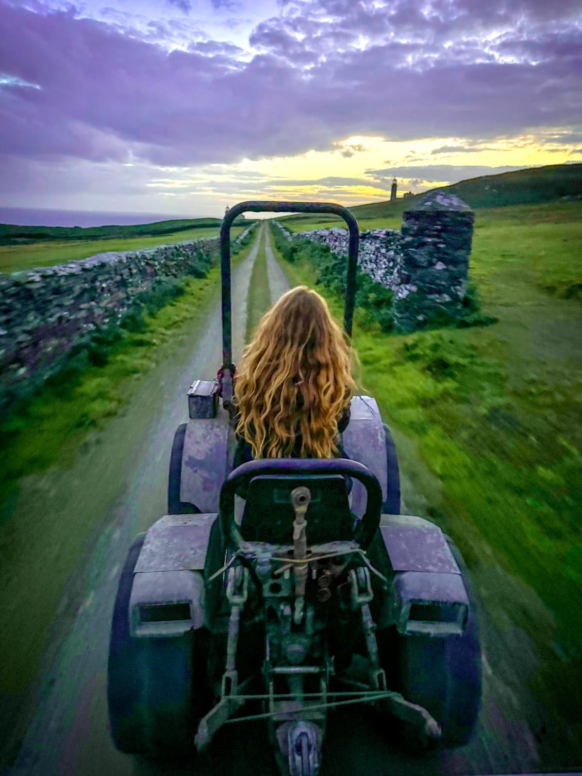 Chloe auf einem Traktor in der Abenddämmerung