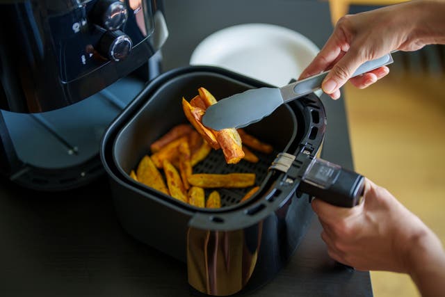 <p>Air fryer hacks: master the art of guilt-free indulgence with these simple tips</p>