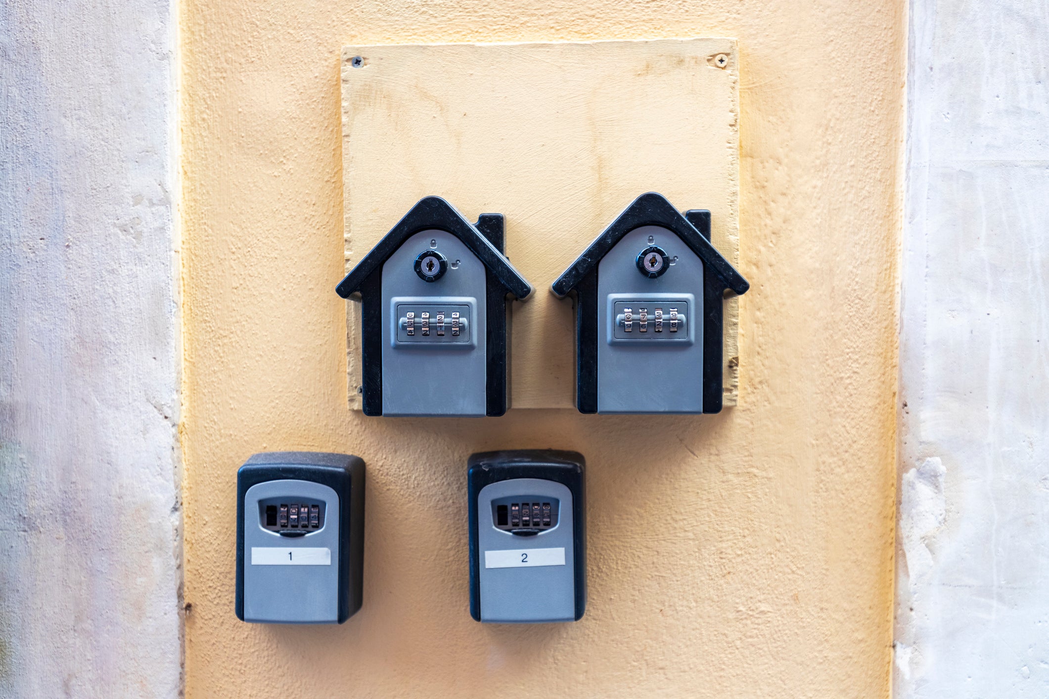 Rental platforms such as Airbnb and Booking.com often use key safes for self-check-in