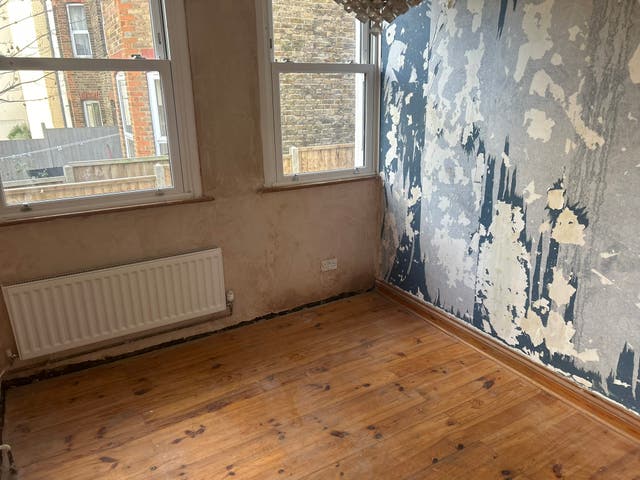 Woman forced to sleep on mat in living room as flat riddled with mould ...