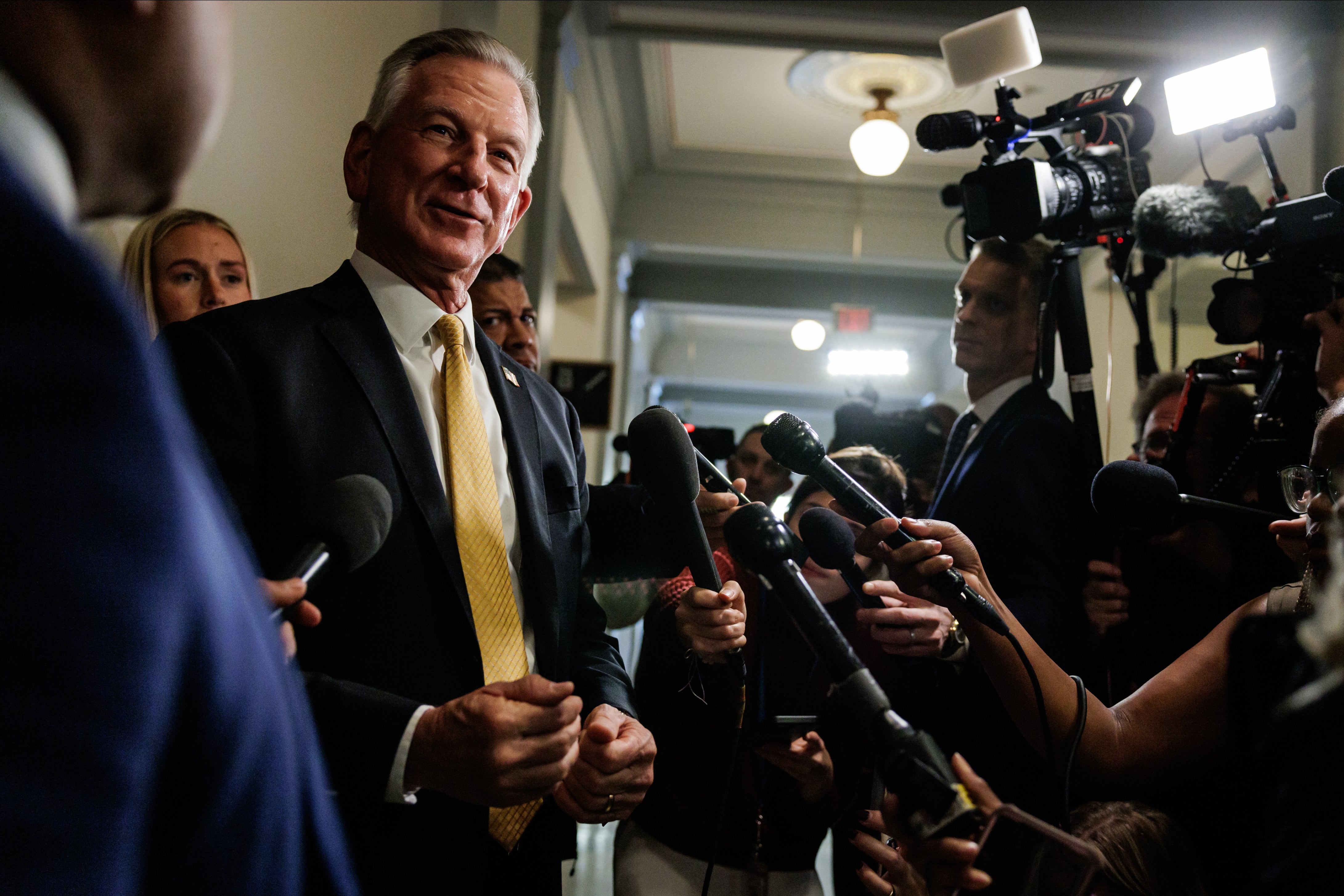 Tha Tommy Tuberville, an Seanadair Tòraidheach à Alabama, na charaid làidir dha Trump