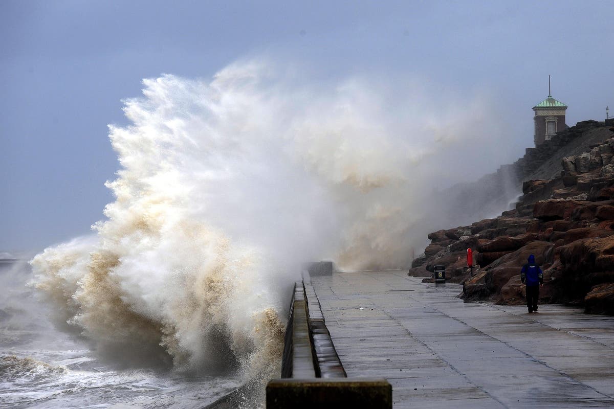 Storm Darragh: Driving advice as Met Office warns strong winds batter UK
