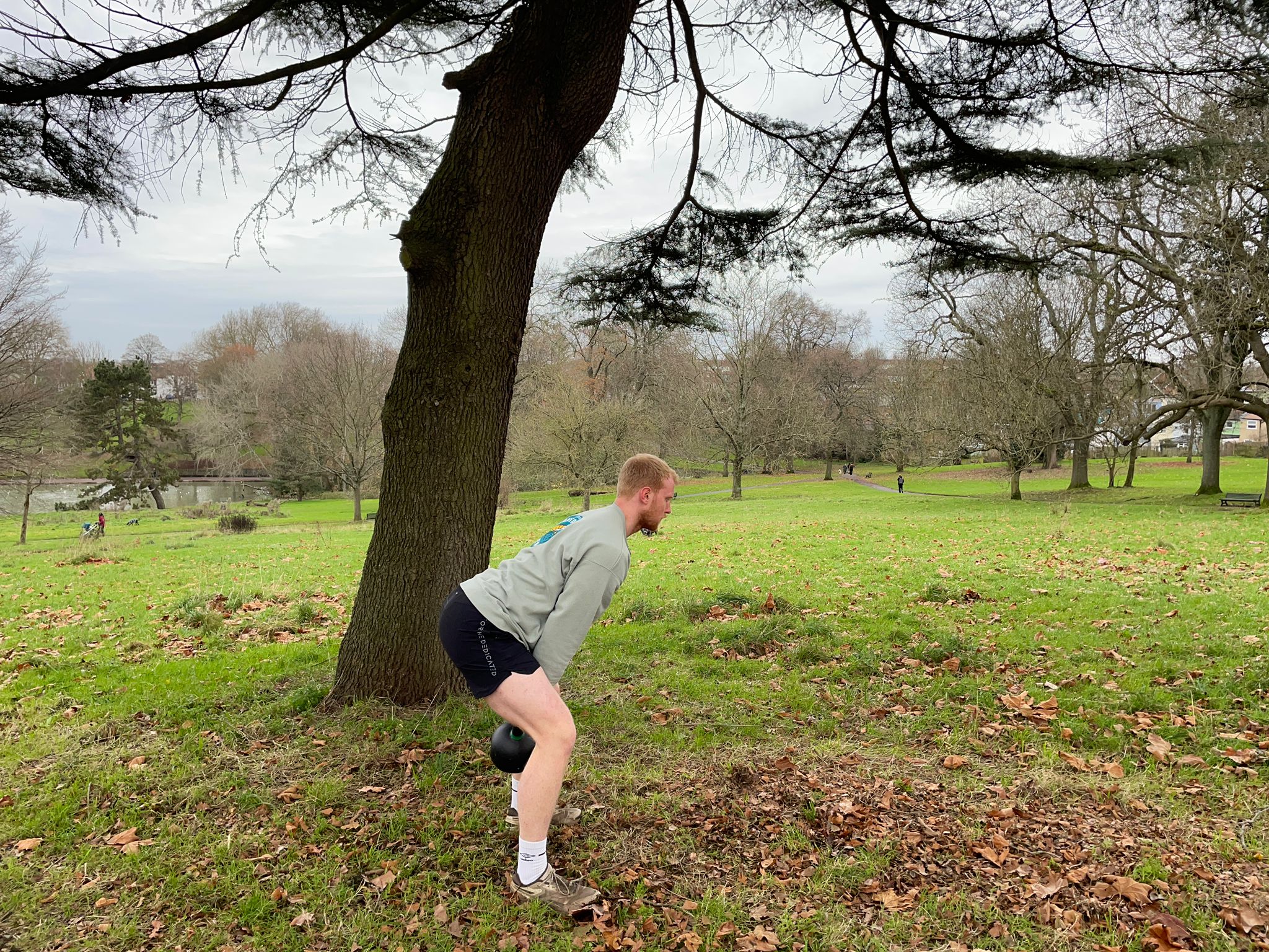 An sgrìobhadair Harry Bullmore a’ coileanadh swing kettlebell