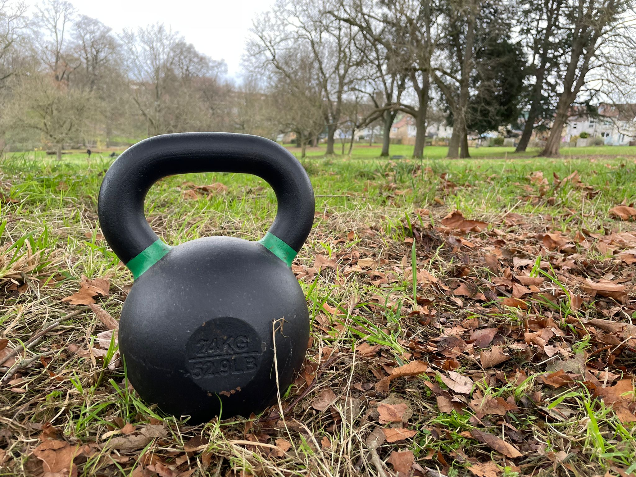 Chan fheum thu ach aon kettlebell airson an eacarsaich seo fheuchainn, agus faodaidh tu a dhèanamh cha mhòr an àite sam bith