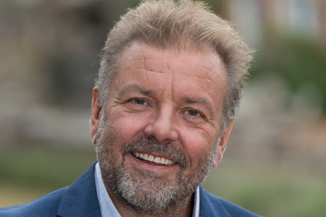 <p>Martin Roberts on ‘Homes Under the Hammer'</p>