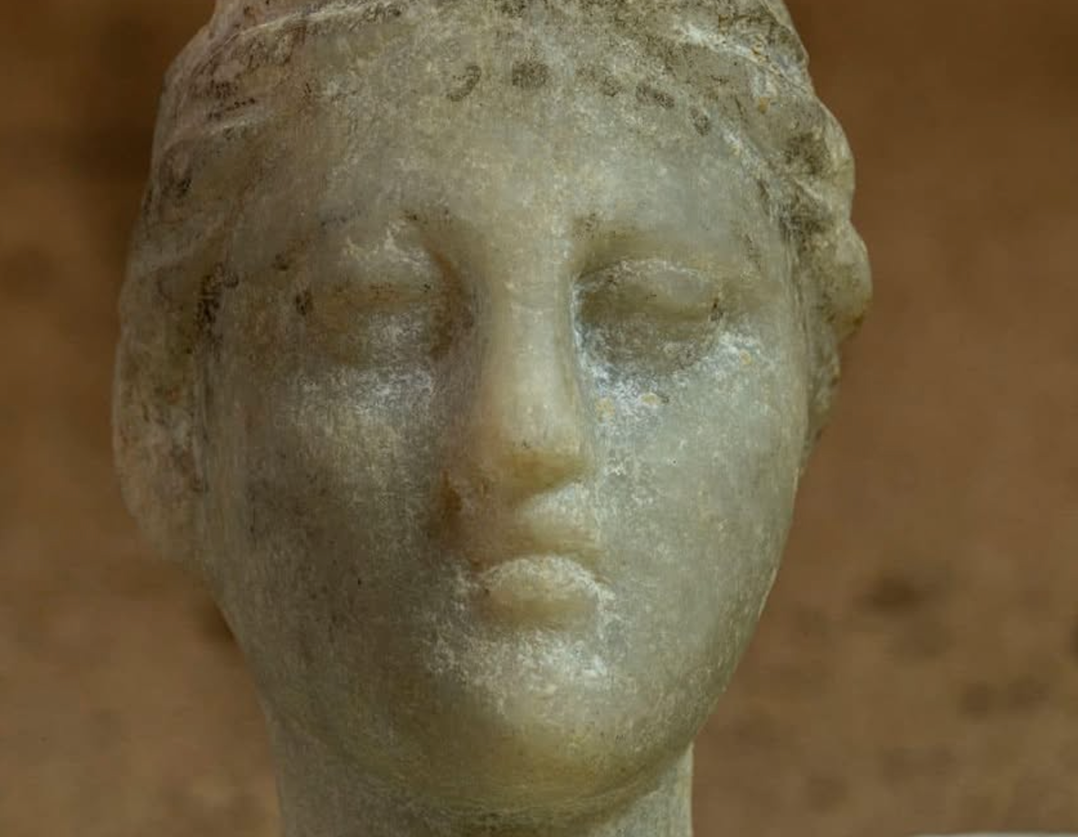 <p>Busto femenino con diadema que podría representar a Cleopatra VII</p>