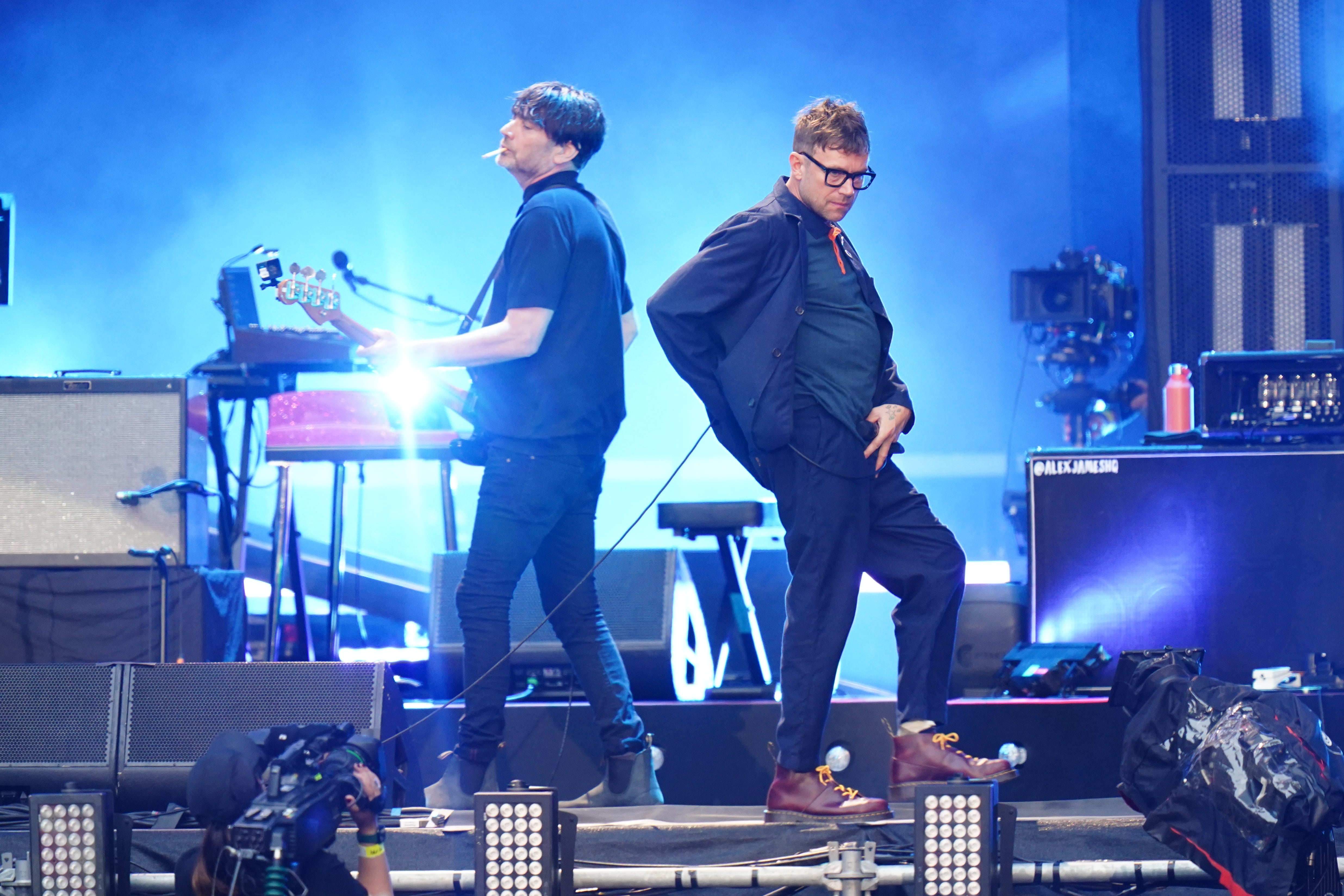 Alex James e Damon Albarn no palco do Estádio de Wembley em 2023